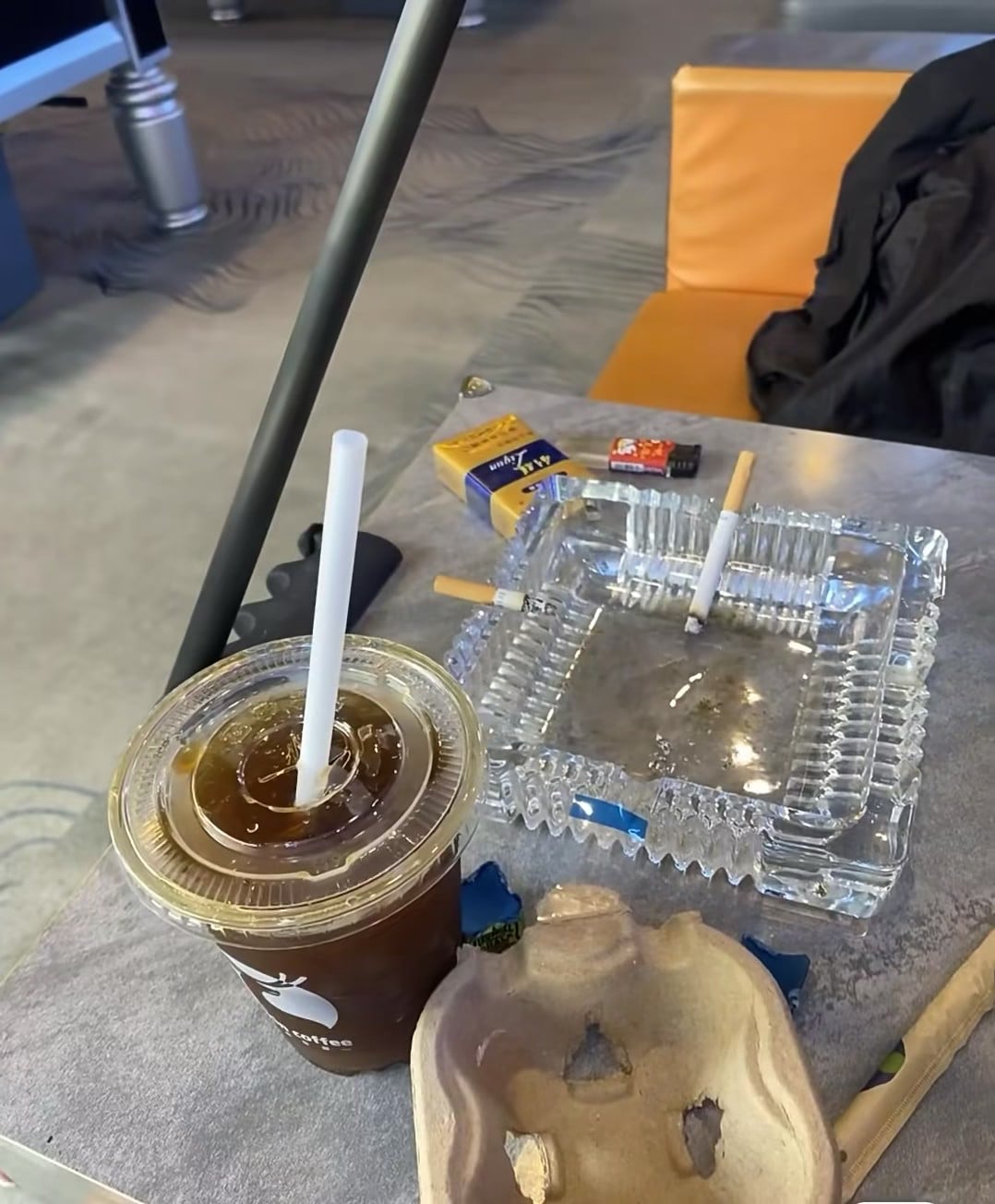 咖啡杯边的烟灰缸，是本地人独有的松弛感