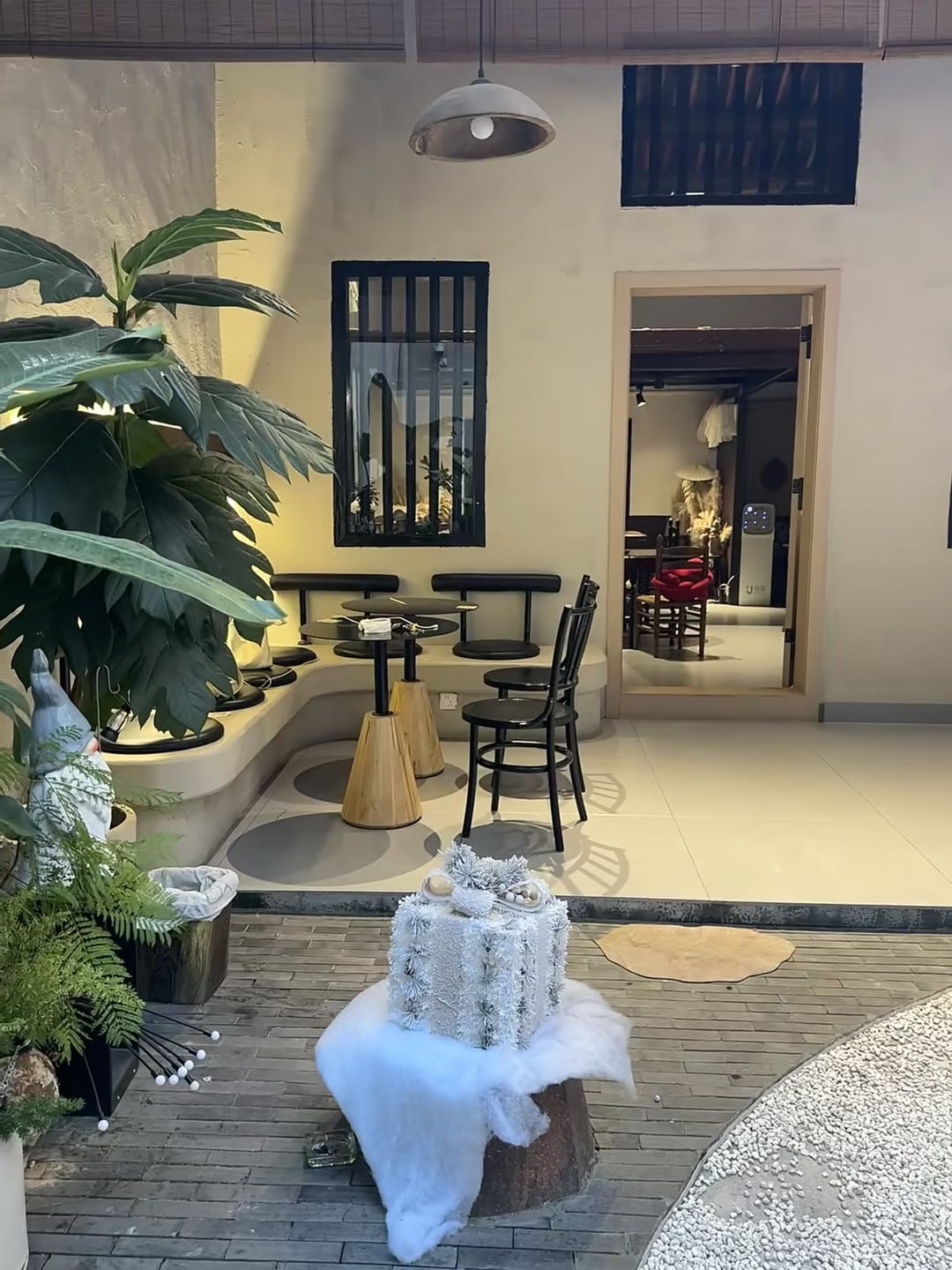 路过这家藏在巷子的咖啡馆，连桌脚都像在演艺术装置