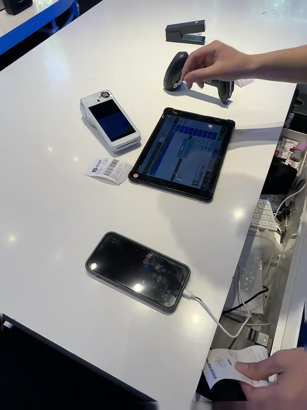 今天在便利店结账时发现……这台平板居然能扫我的手机？！