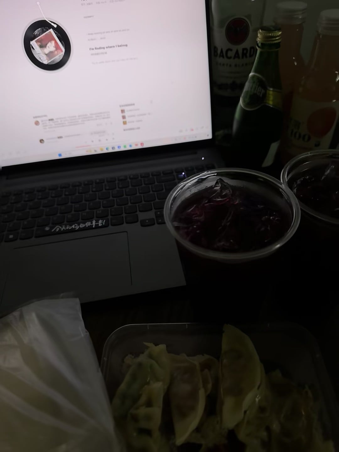 深夜摸鱼吃饺子+喝点小酒，今天在咖啡店角落把生活过成诗