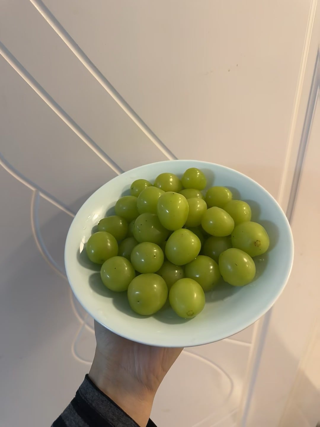 新买的白瓷碗配青提，像把春天装进了手心 🍇