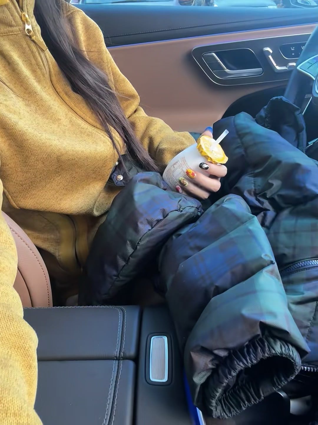 车里偷喝一杯柠檬气泡水，冬日暖意藏在袖口里