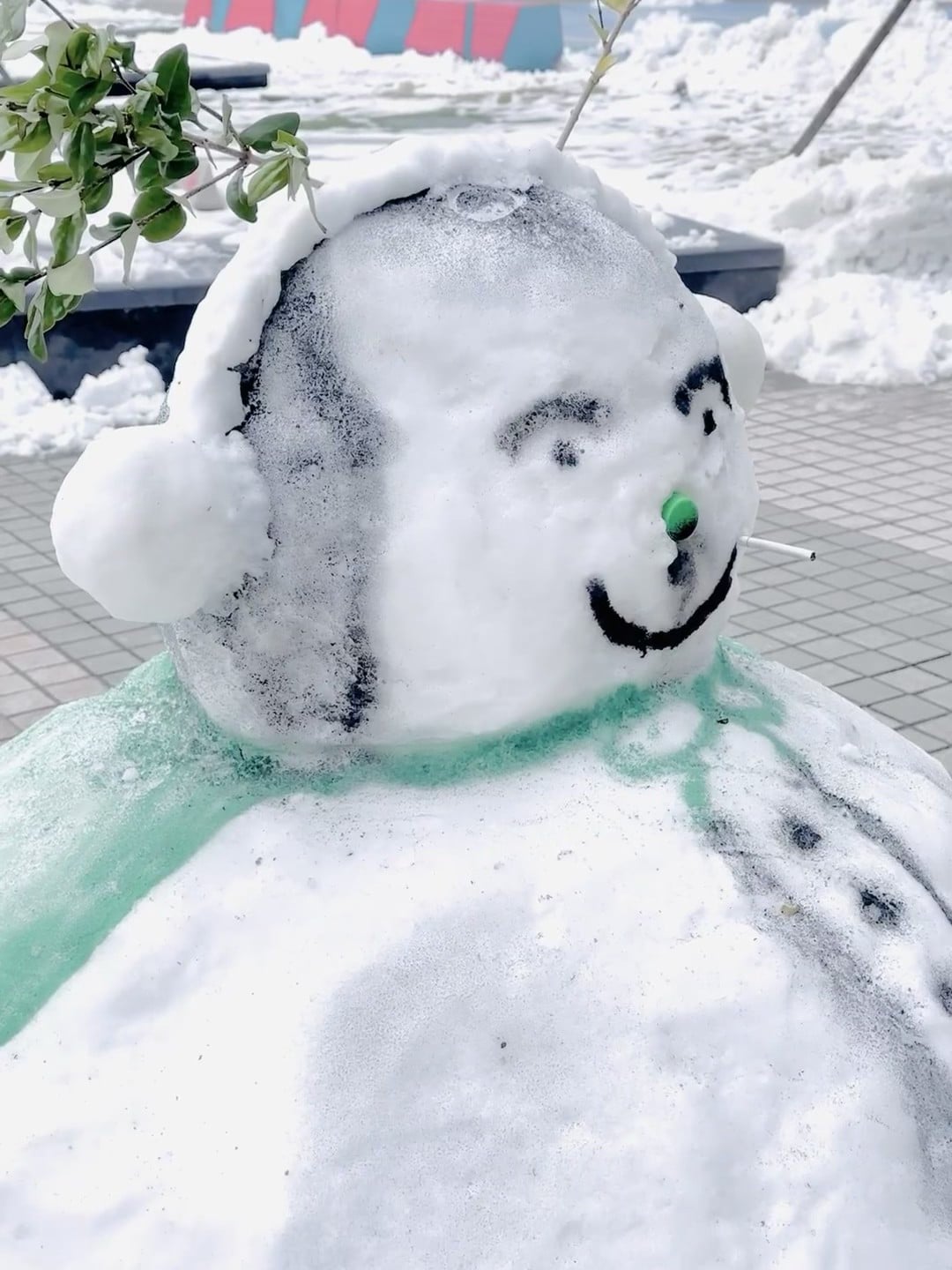 雪人戴耳机抽电子烟？今天在Koreatown街角被这个‘社恐’雪人笑死
