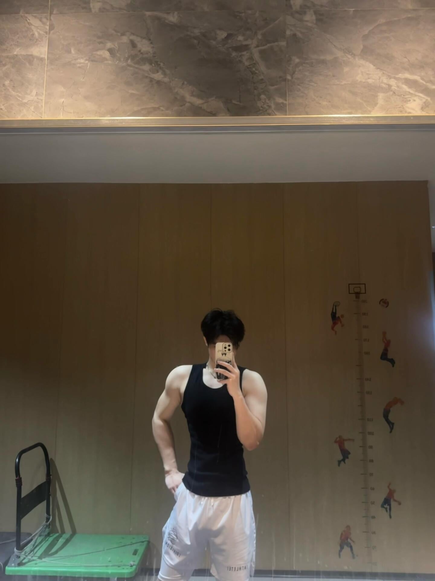 今天在健身房偷拍自己，黑背心配白短裤，肌肉没练出来但拍照姿势练出来了