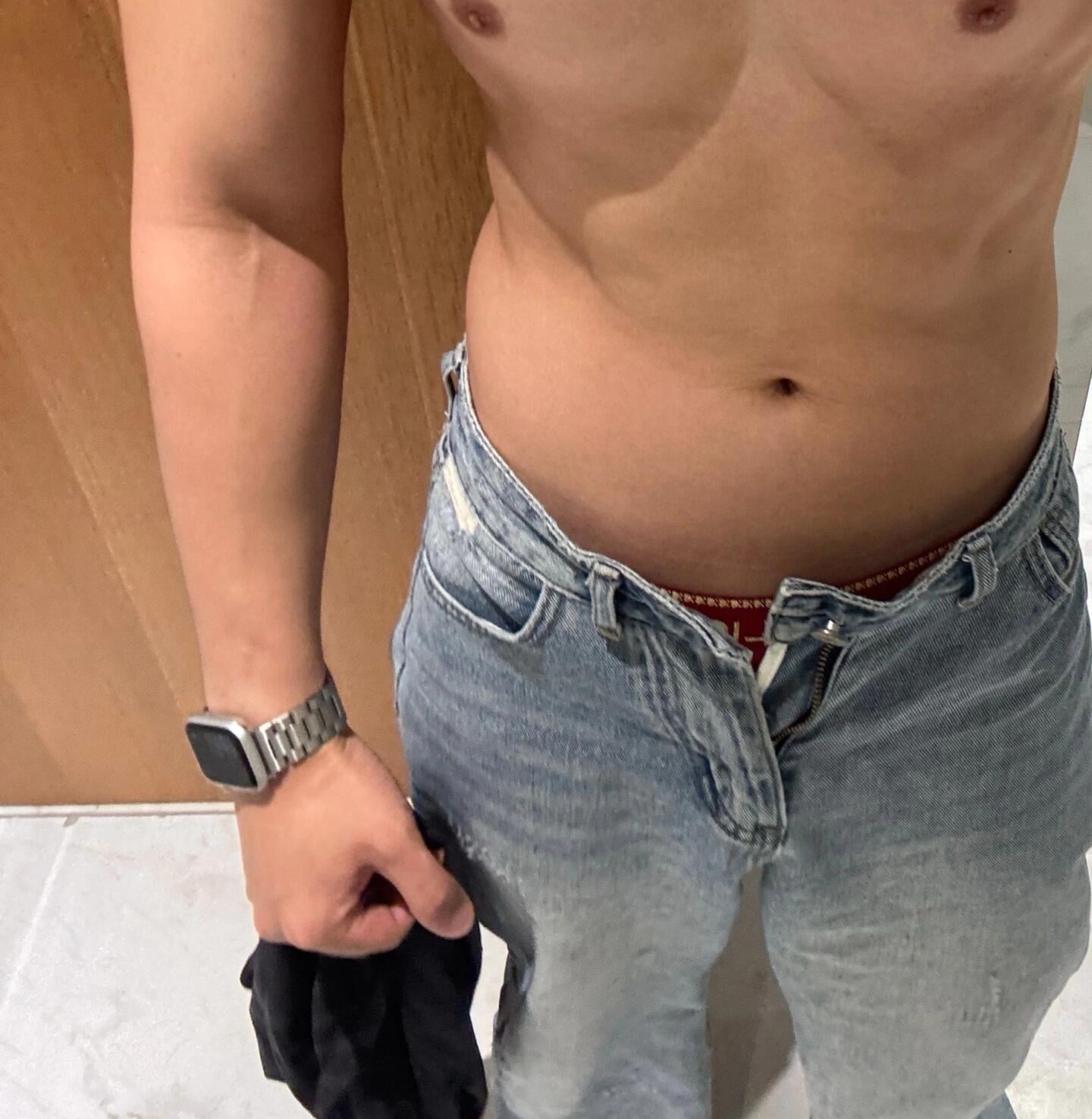 今天在楼下便利店试了件新牛仔，腰线终于能露出来了…（不是我胖，是裤子太松）