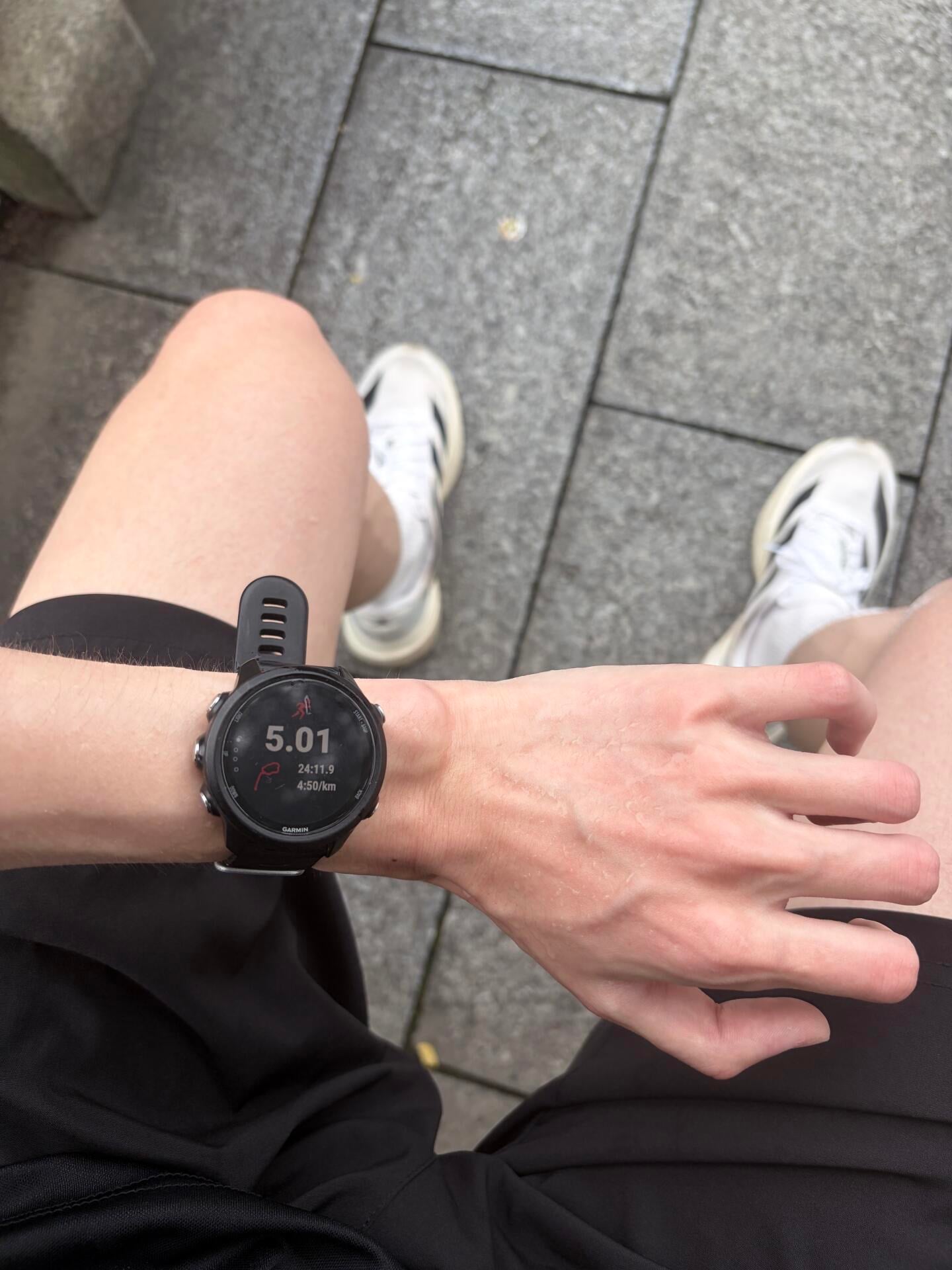 5公里跑完，手汗比雨还大