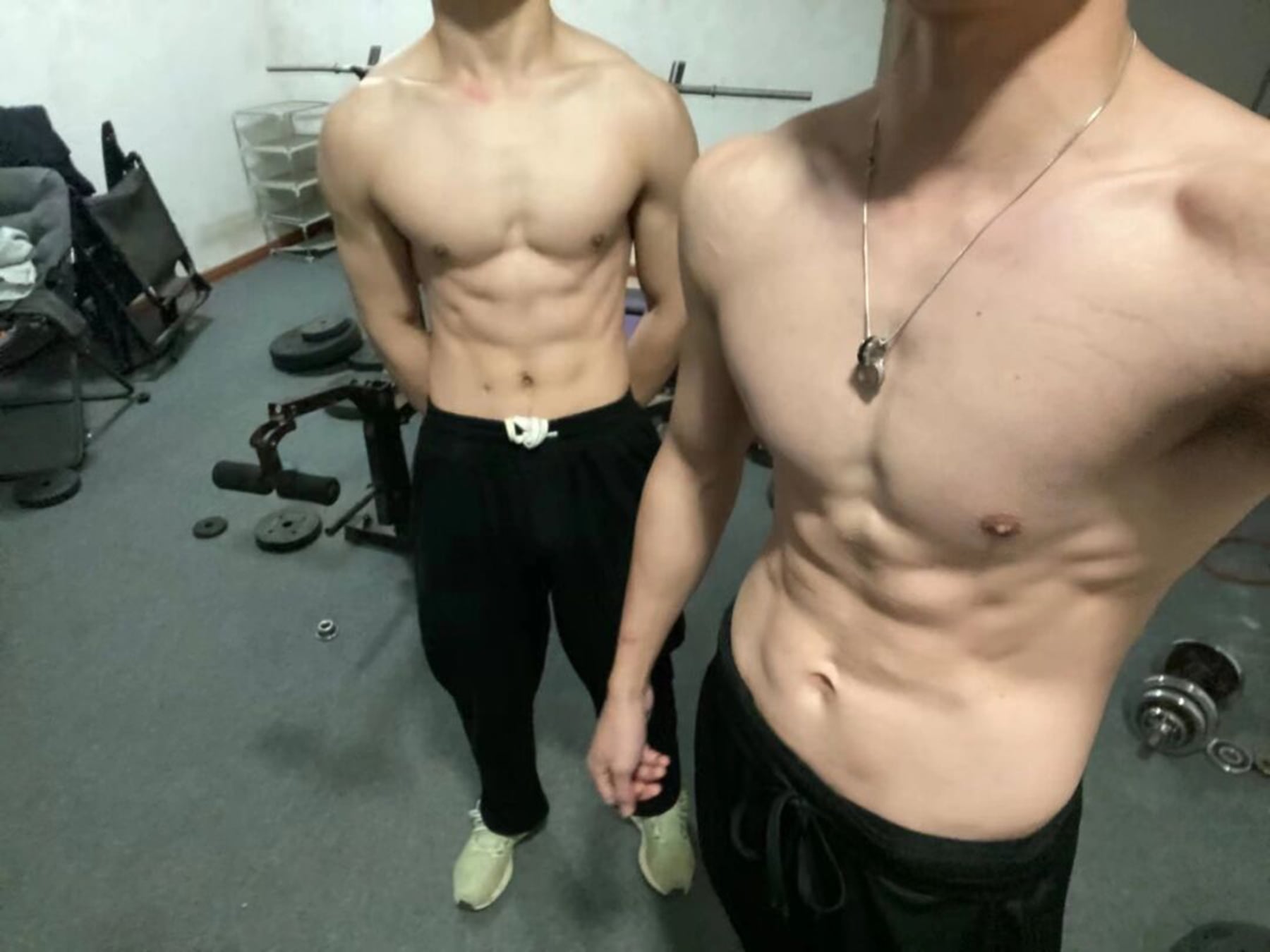练完没地方拍？健身房角落自拍权杖仪式感拉满