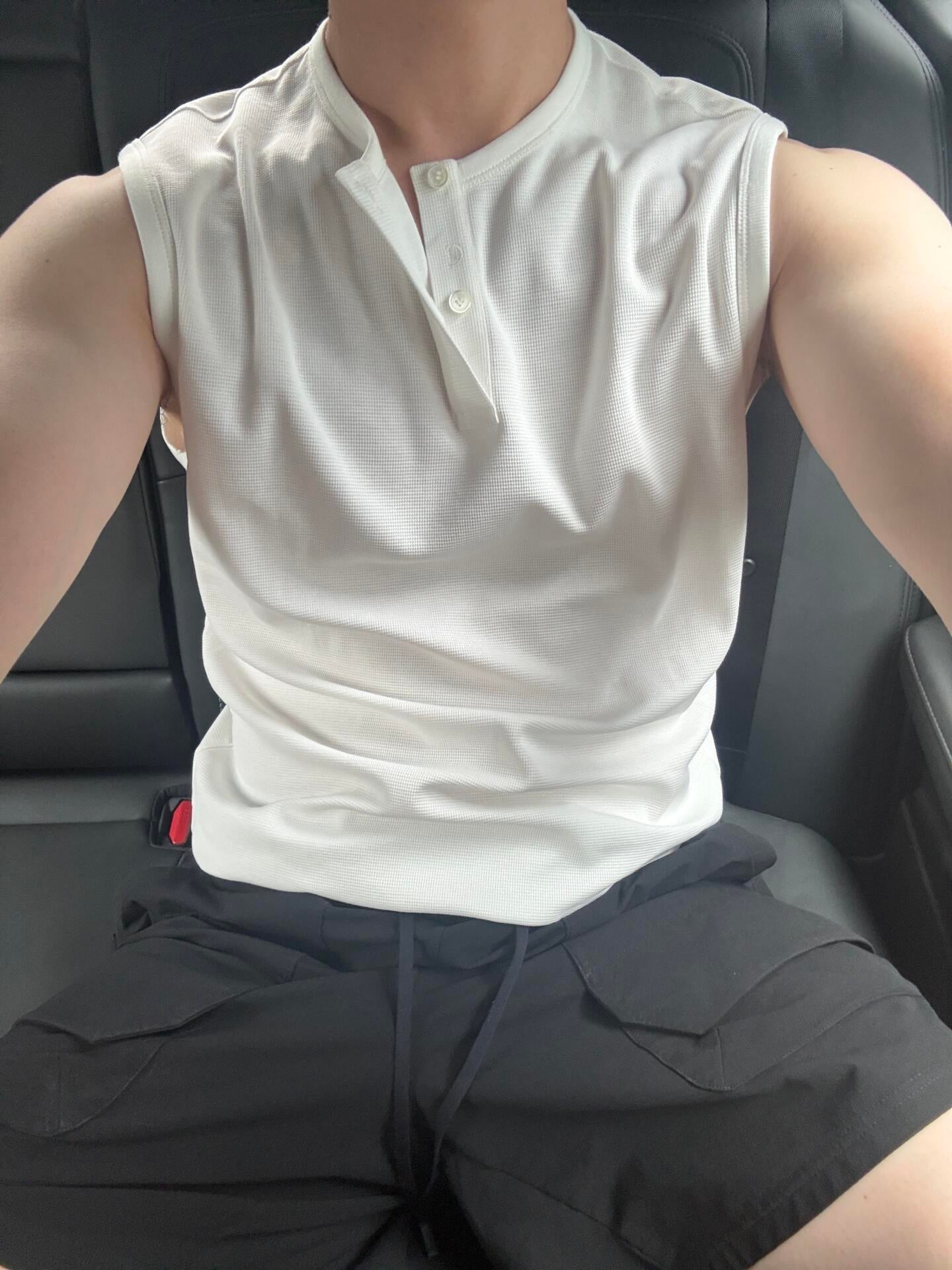 通勤路上的白衬衫法则：没扣完那颗扣子，是今天唯一的叛逆