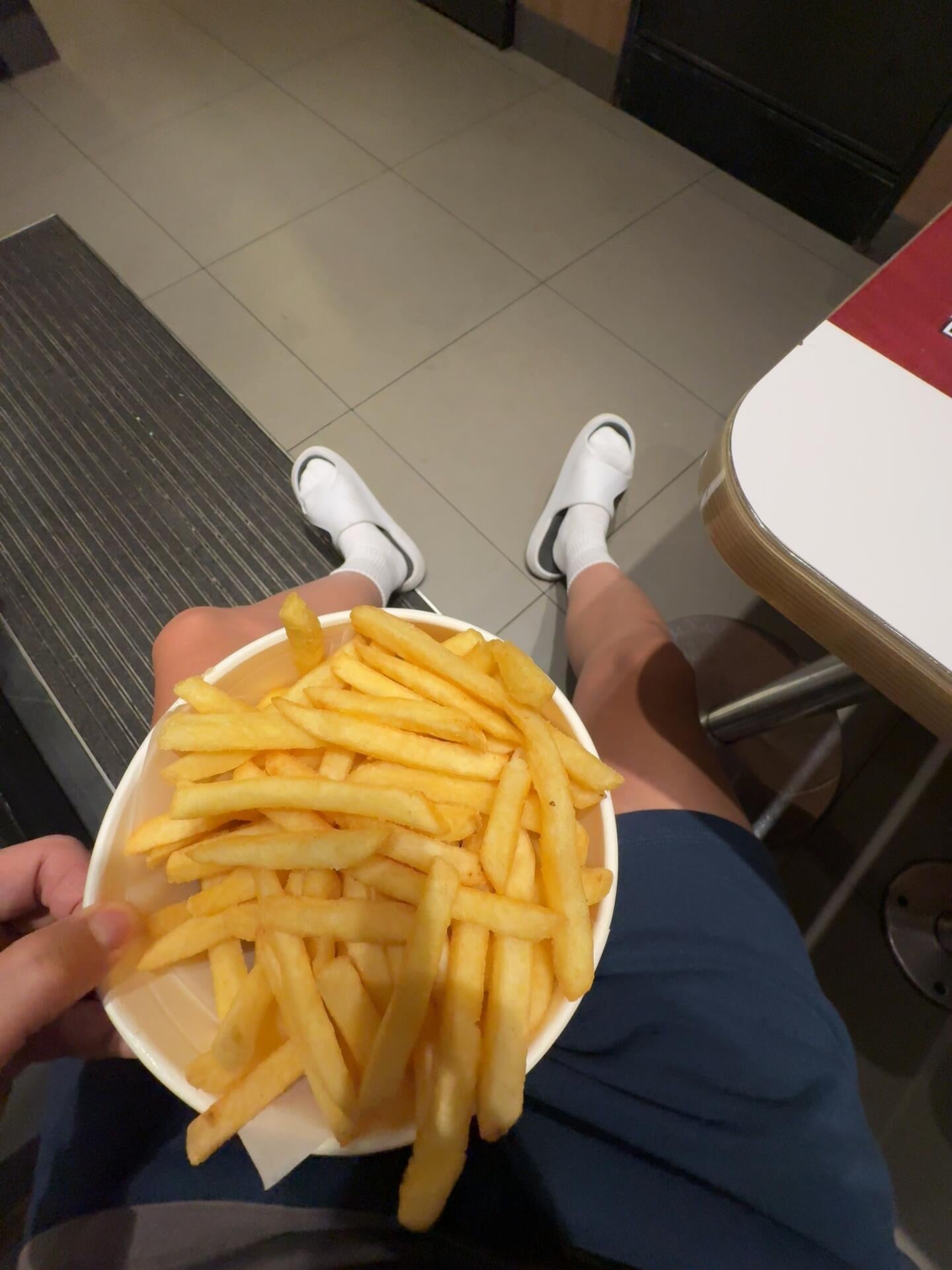 今天在麦当劳偷吃薯条的快乐，比通勤地铁还准时