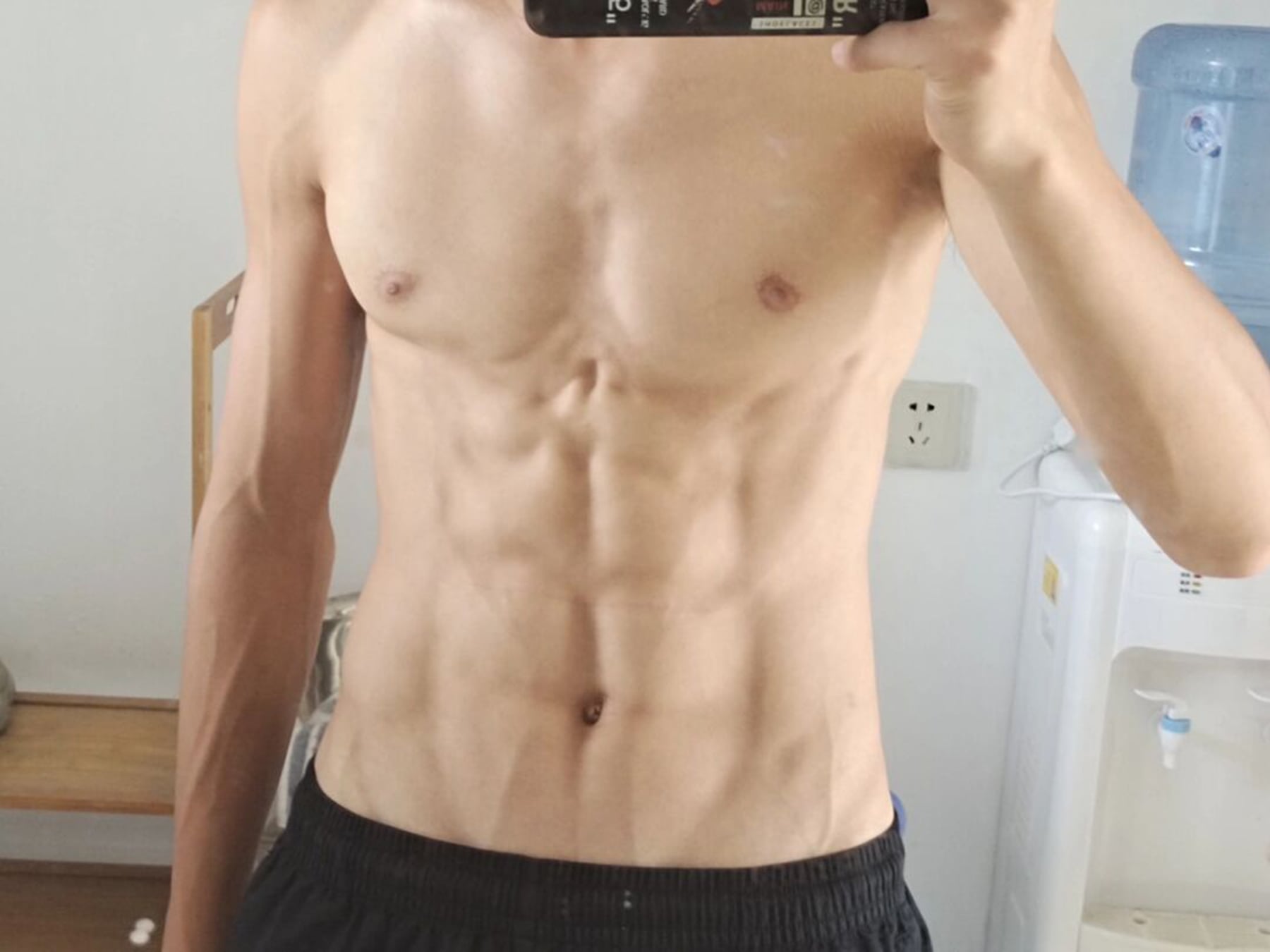 练到今晚腹肌能夹住冰块了？