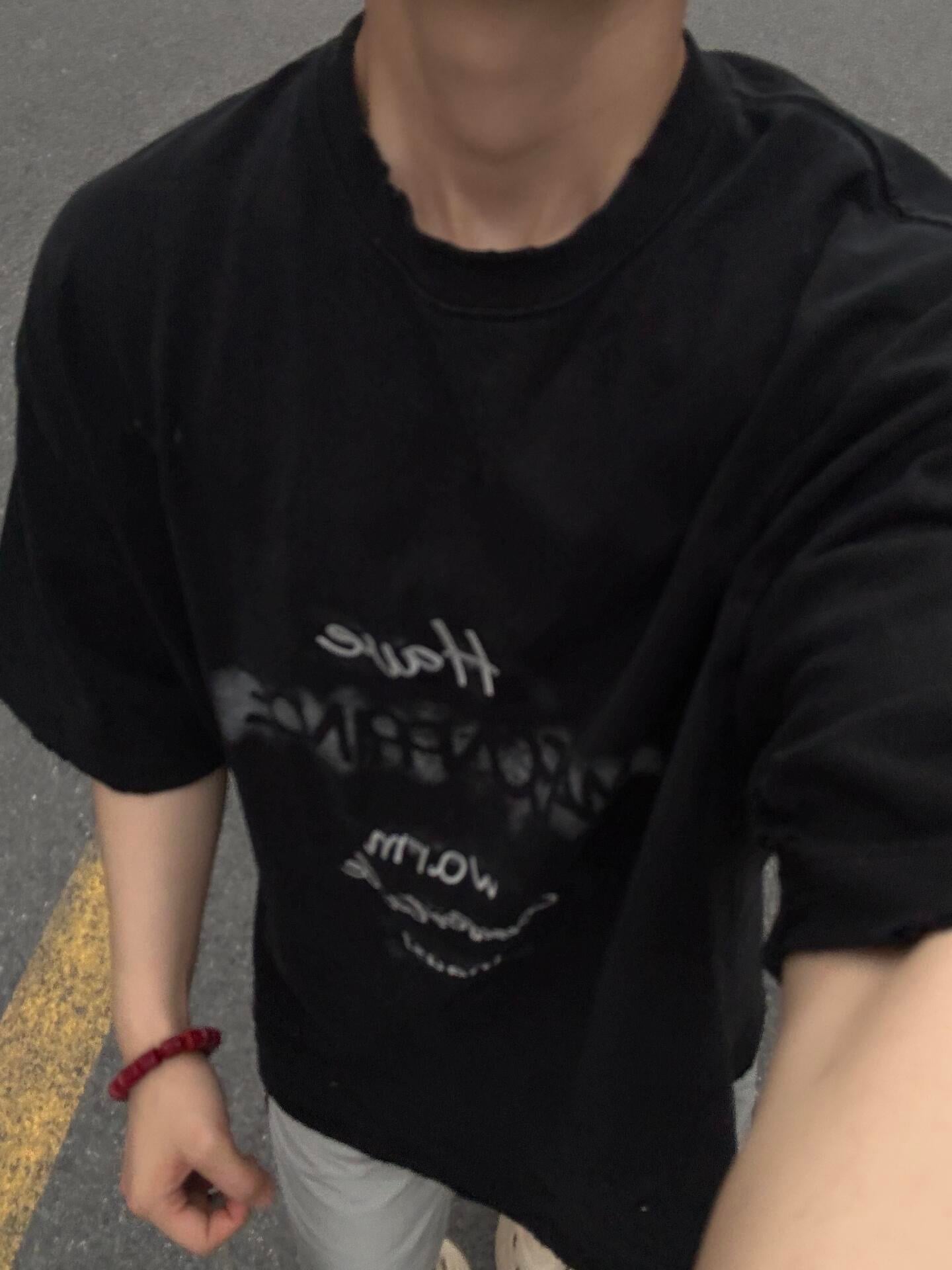 黑T配灰裤，今天在街角等红灯时被自己帅到