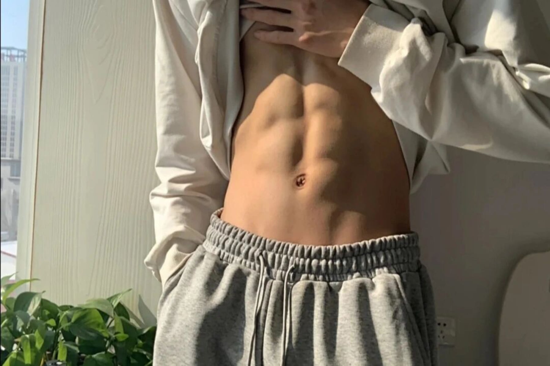 晨光里练完腹肌，连风都带点健身油香