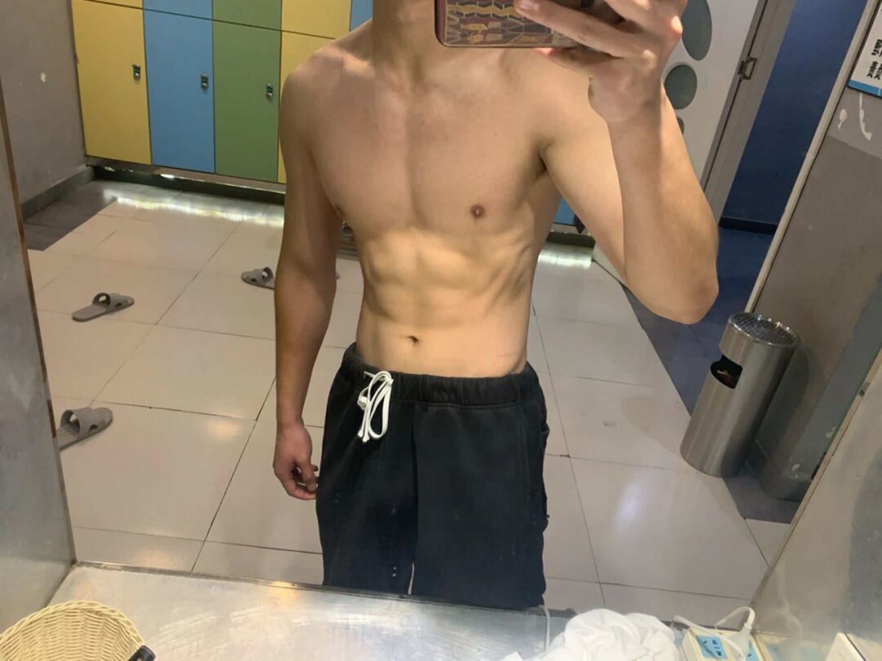 健身房镜子前的自我检视：腹肌能撑起今天的一杯美式吗？