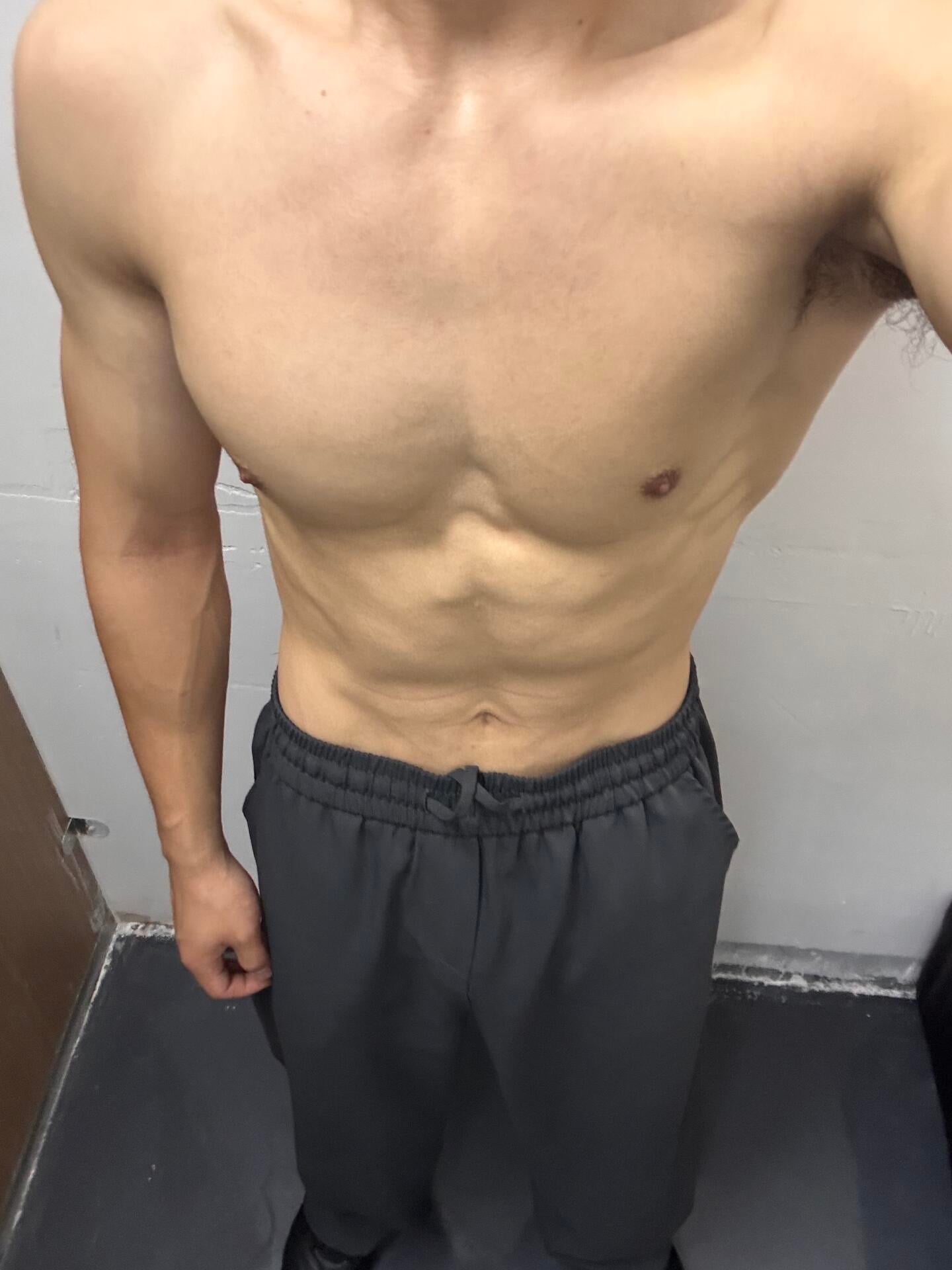 今天在健身房练到手臂发抖，但腹肌终于能看清线条了…
（不是炫耀，是想说：坚持真的会给你点小惊喜）