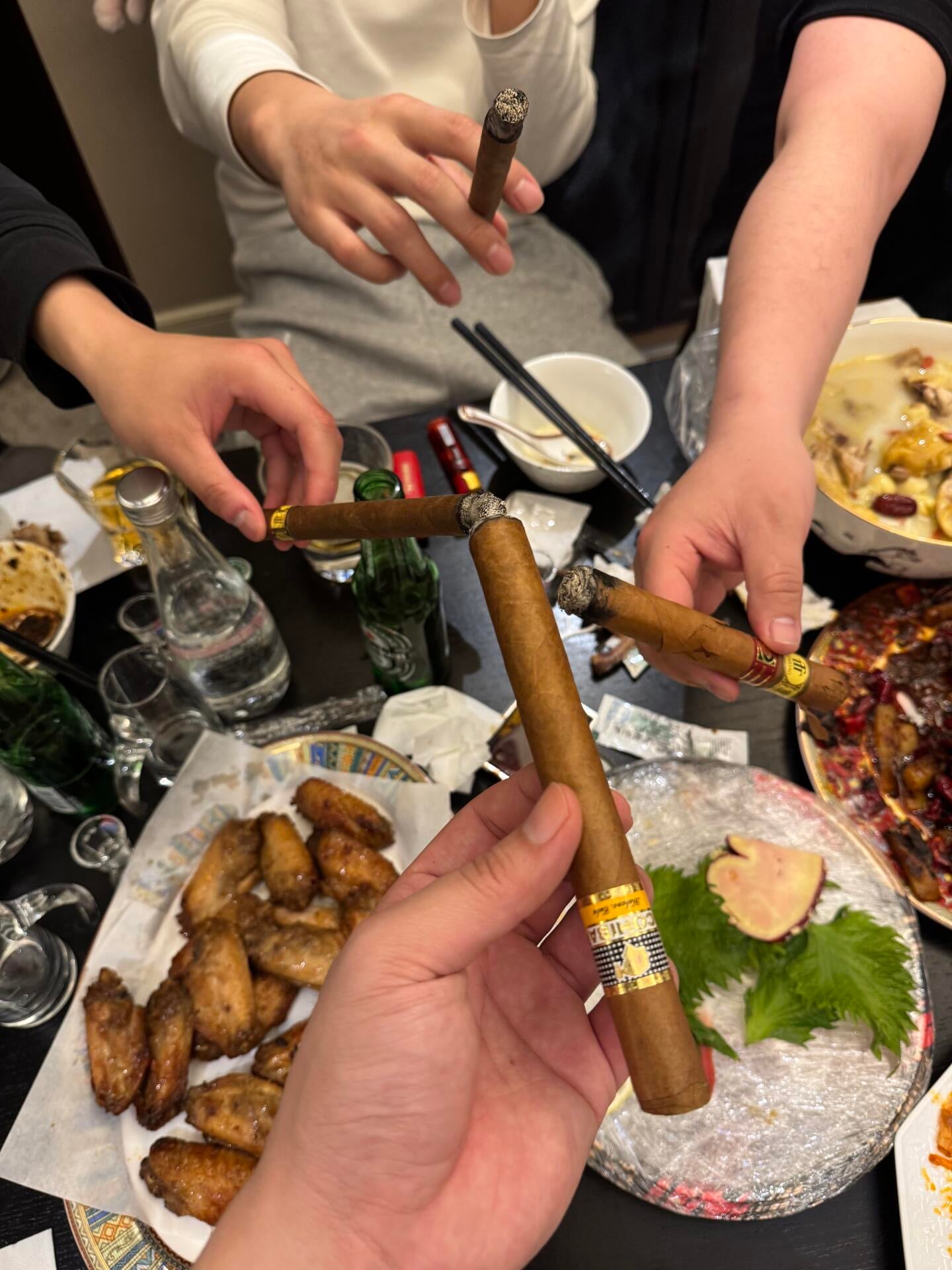 今晚的局：鸡翅配雪茄，本地小馆子的深夜仪式感