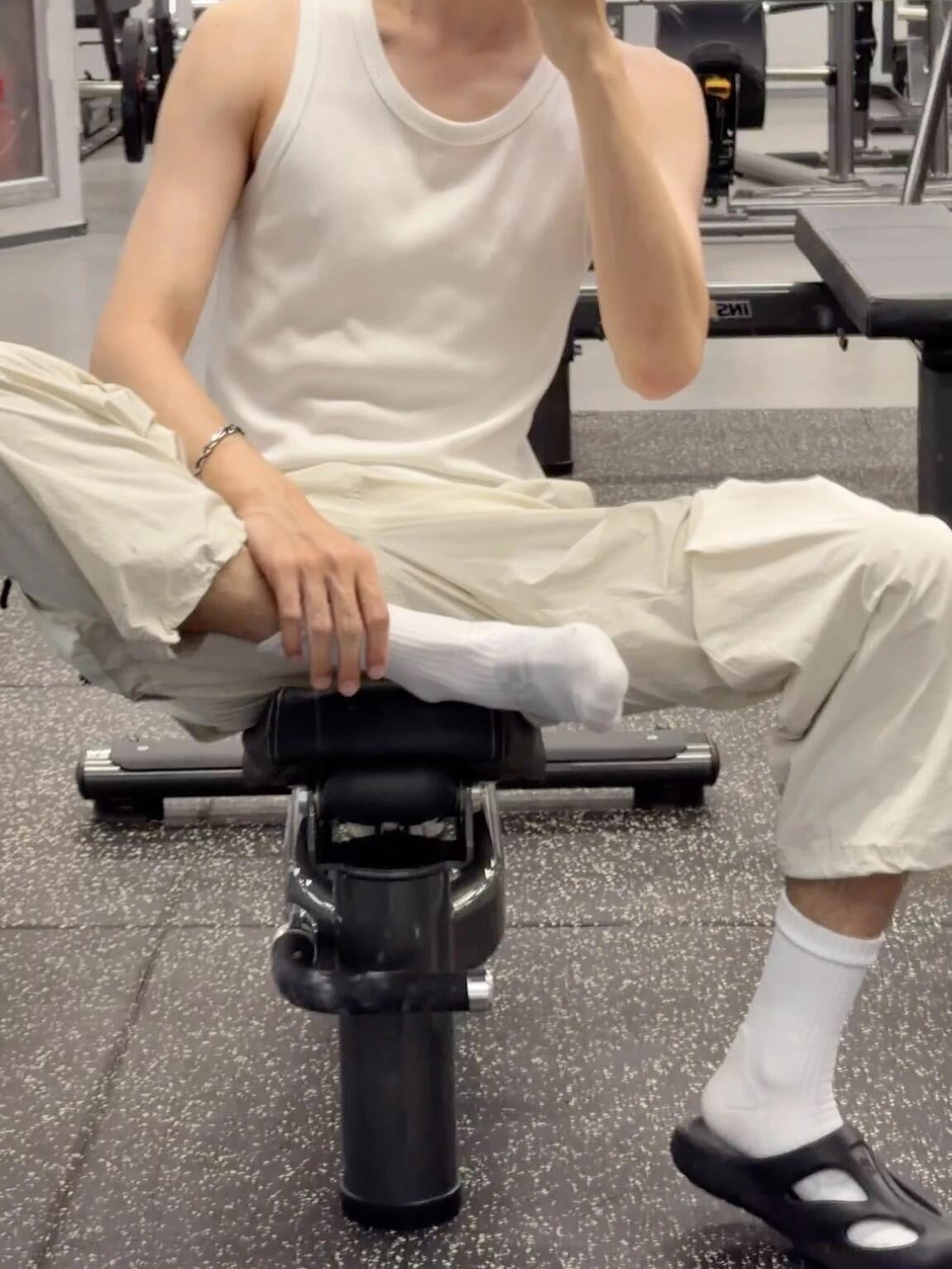 健身后瘫在器械上，连袜子都懒得脱的日常