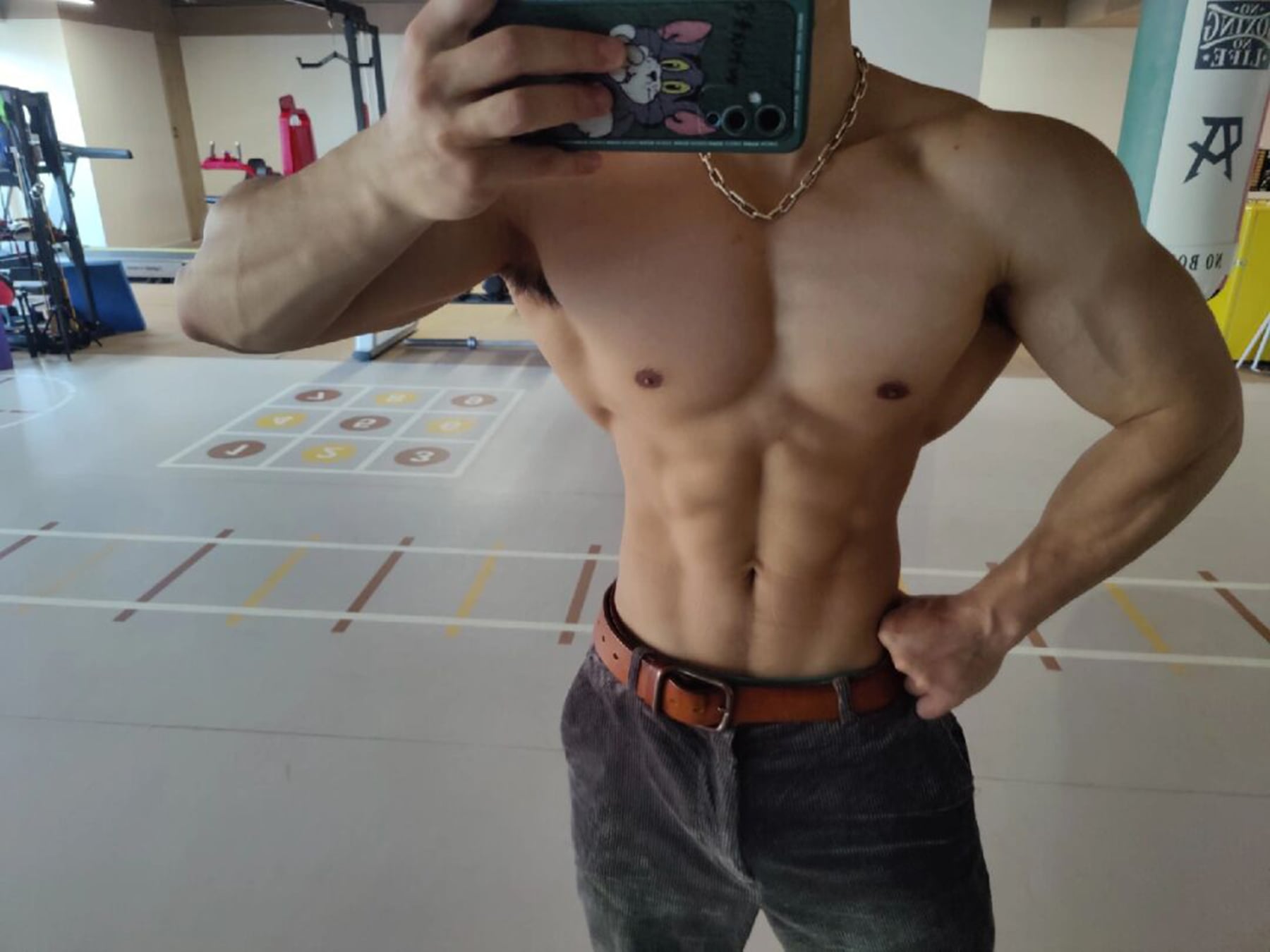 练完顺手自拍，健身房镜子太诚实了…今天在Junction Fitness练到凌晨3点
