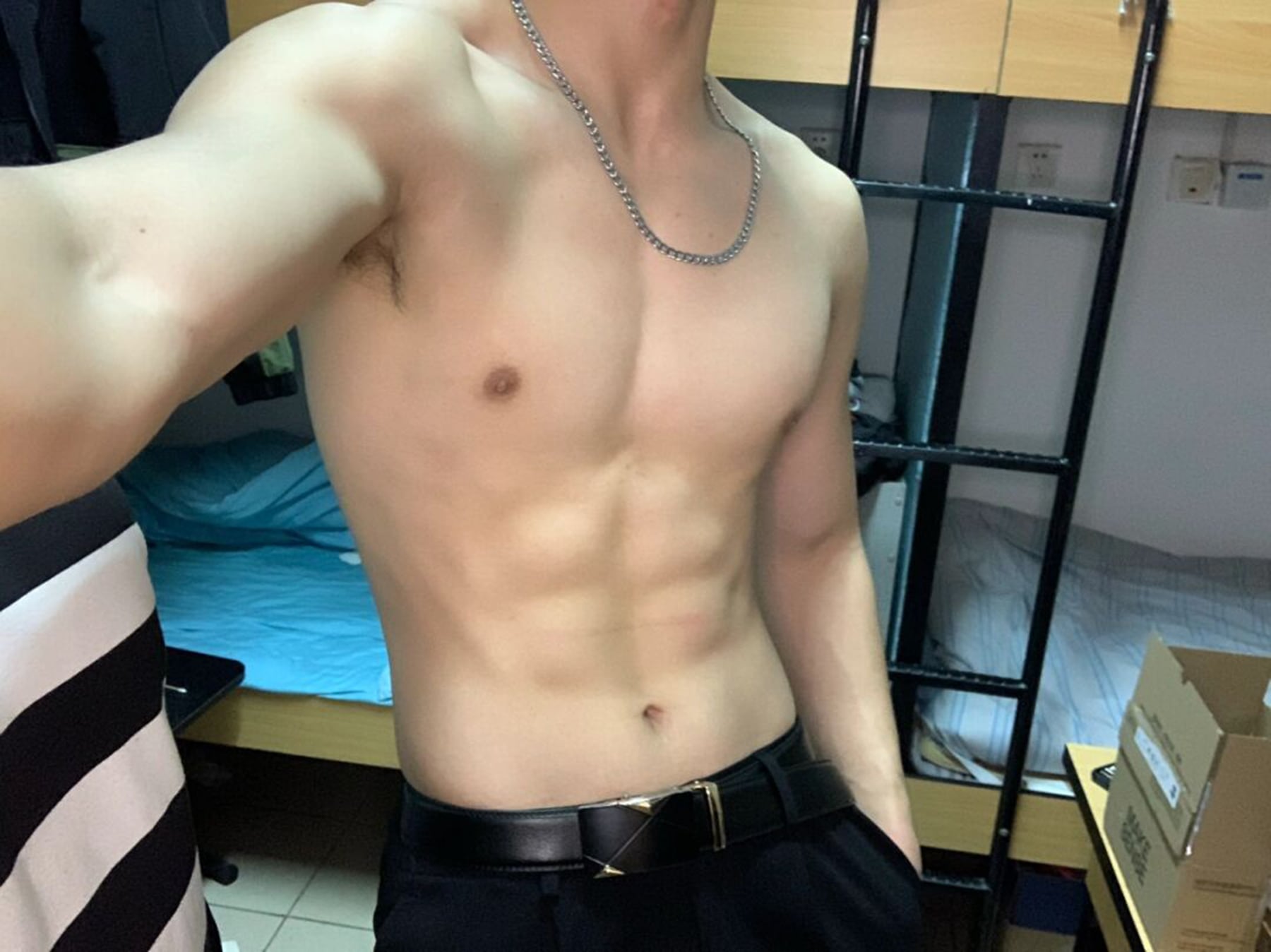 今天在宿舍练完背，顺手拍了张‘战利品’——这腹肌是昨夜泡面+50个卷腹换来的