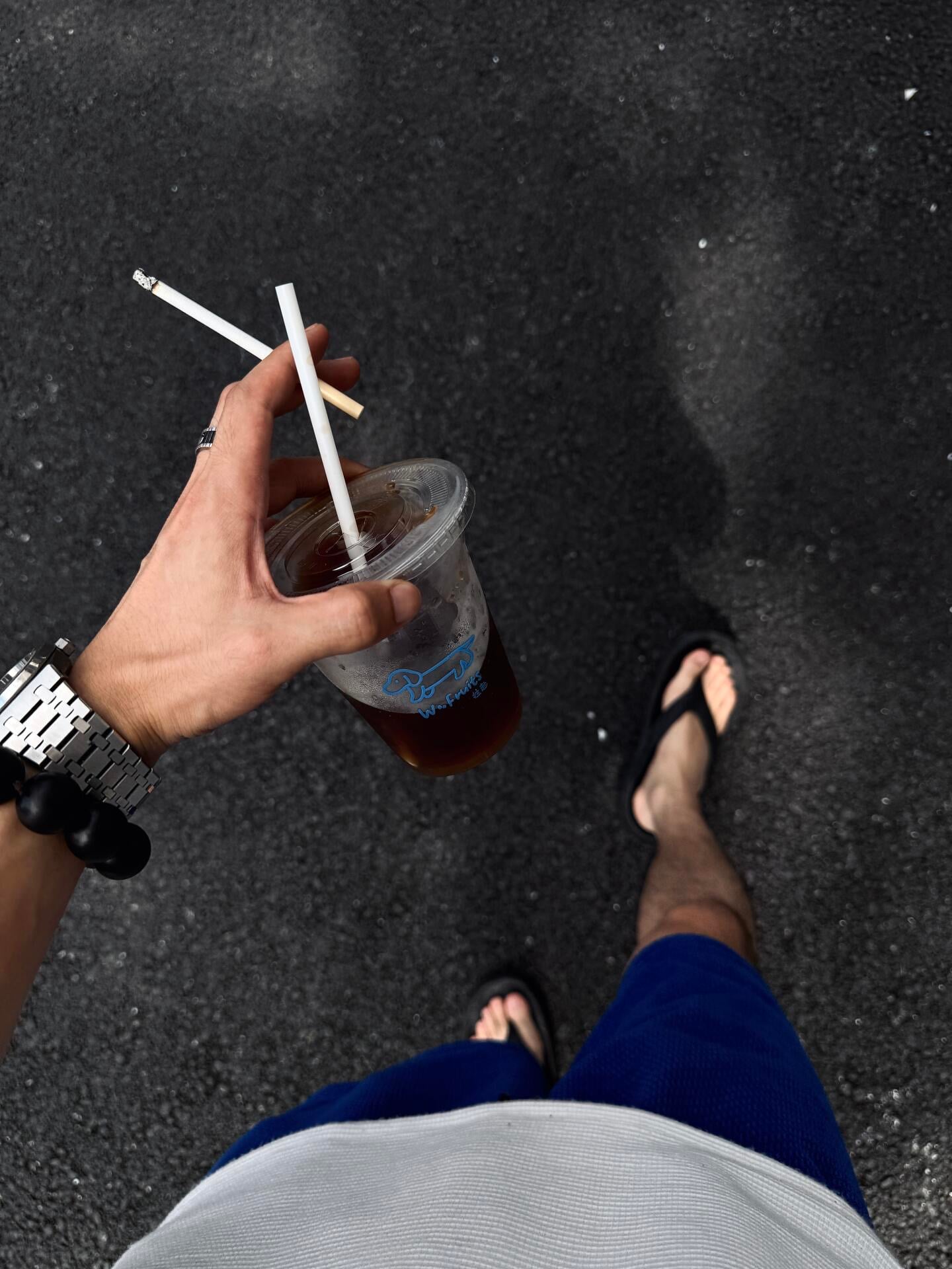 下午茶暂停⏸️ 烟灰缸和冰美式在手，路过街角那家店时突然想抽根烟