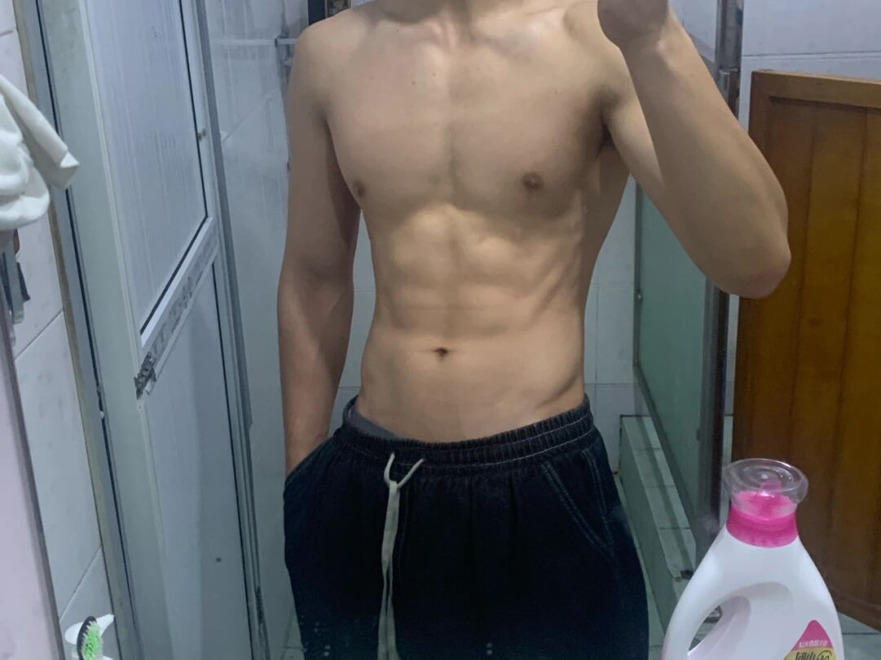 练完顺手拍个镜前照，这腹肌是上周在公寓楼顶天台练出来的