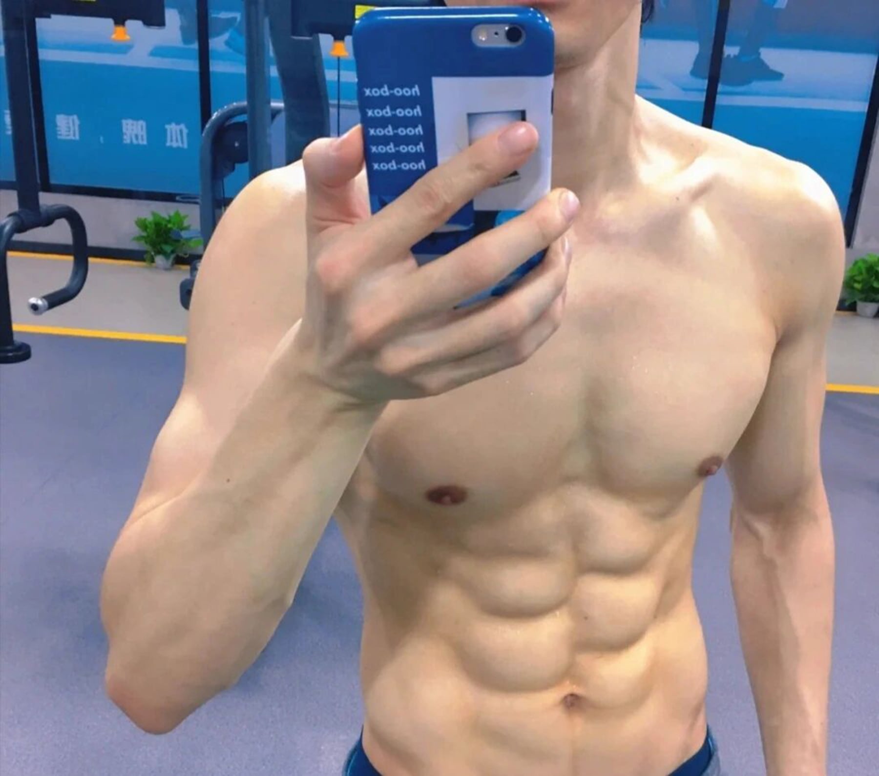 练完这组腹肌，连镜子都怕我了