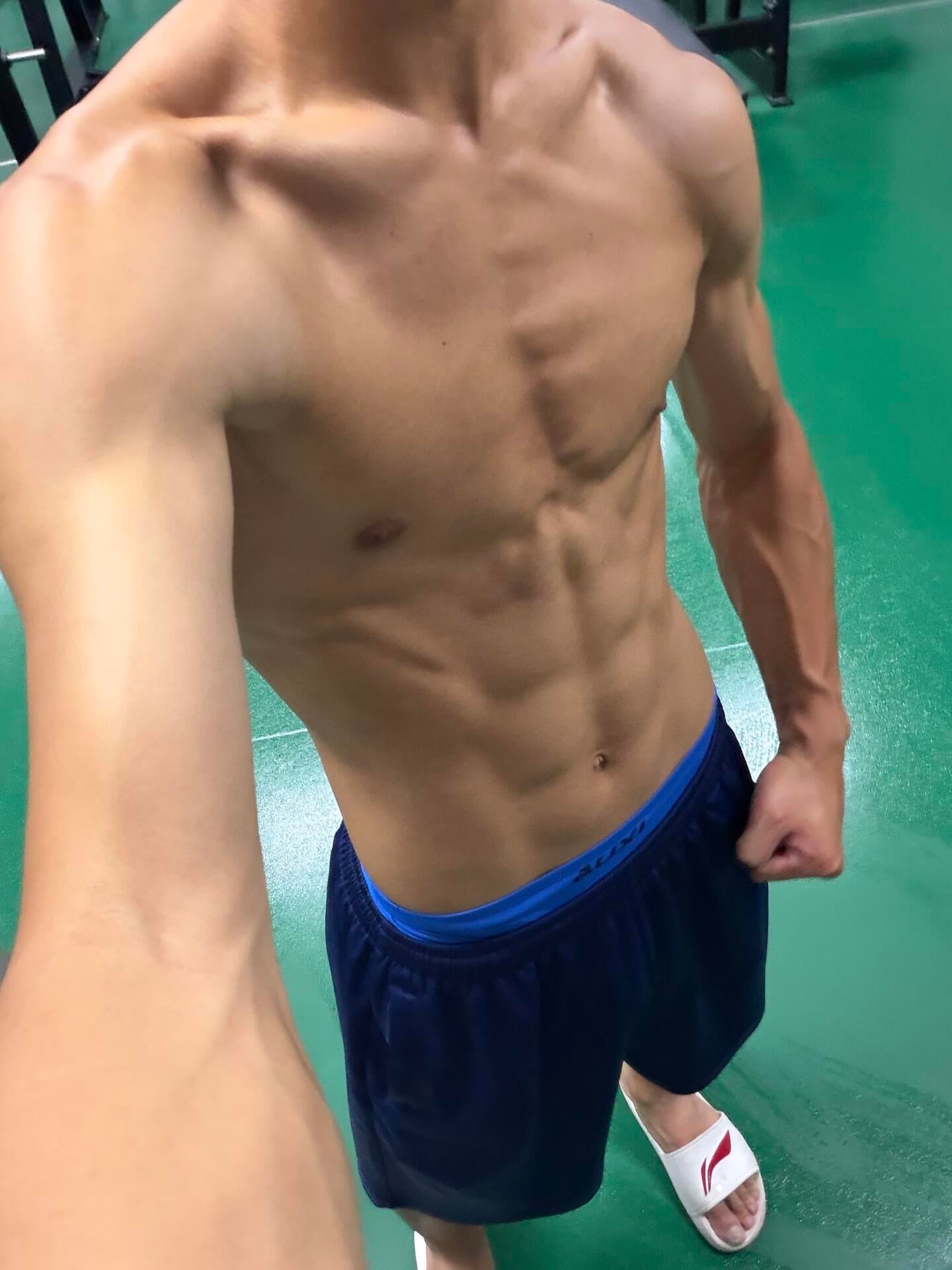 练完这组腹肌，连健身房地板都亮了…（不是，是汗）