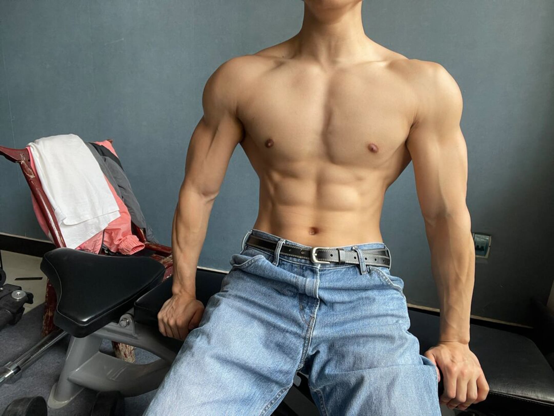 今天练完在健身房歇脚，牛仔裤快撑不住了… 🏋️‍♂️
