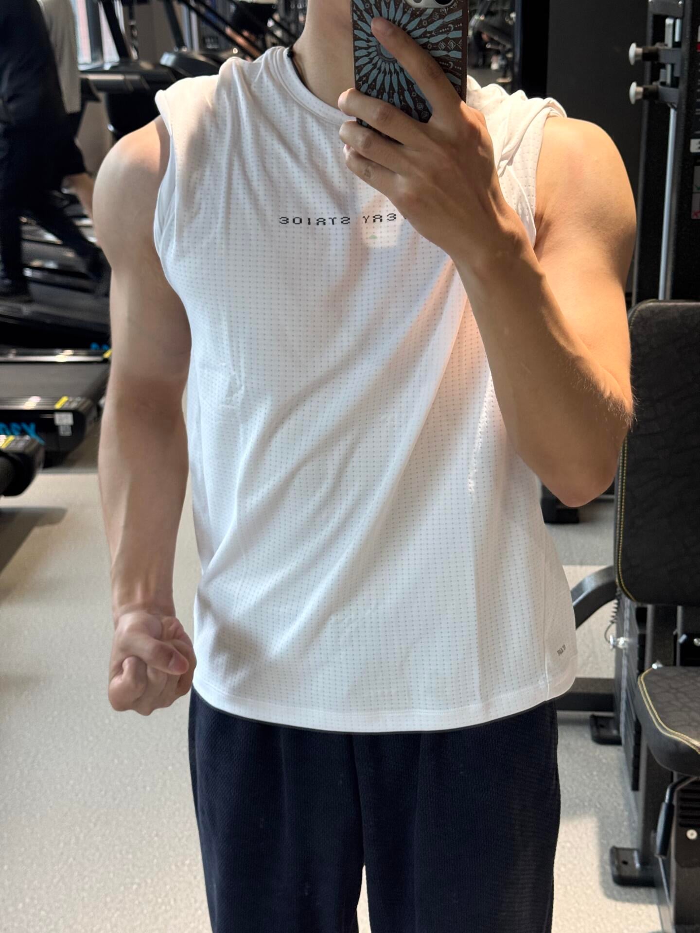 撸铁后顺手自拍——这臂围是真没骗人？