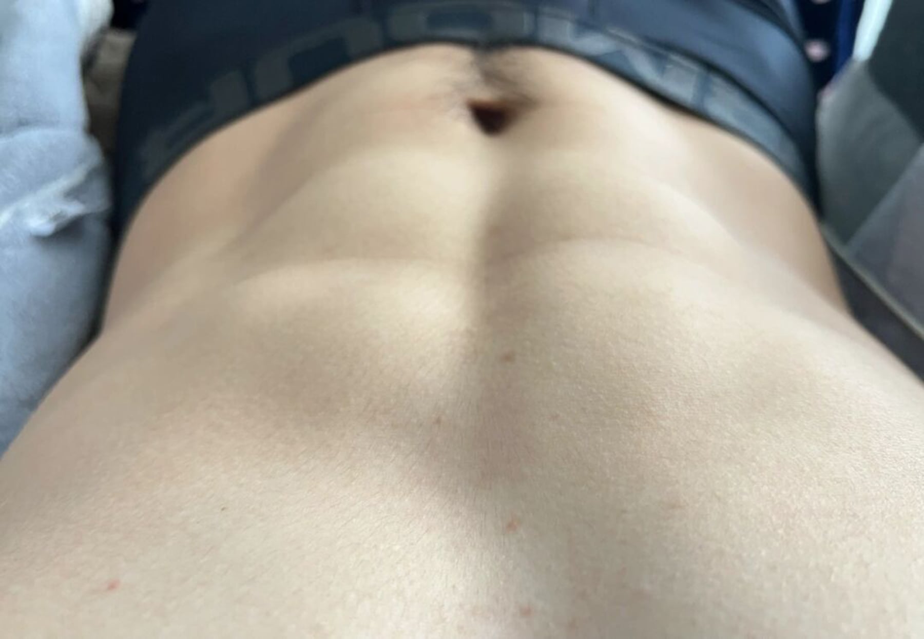 腹肌？不，是昨夜烤肉的罪证