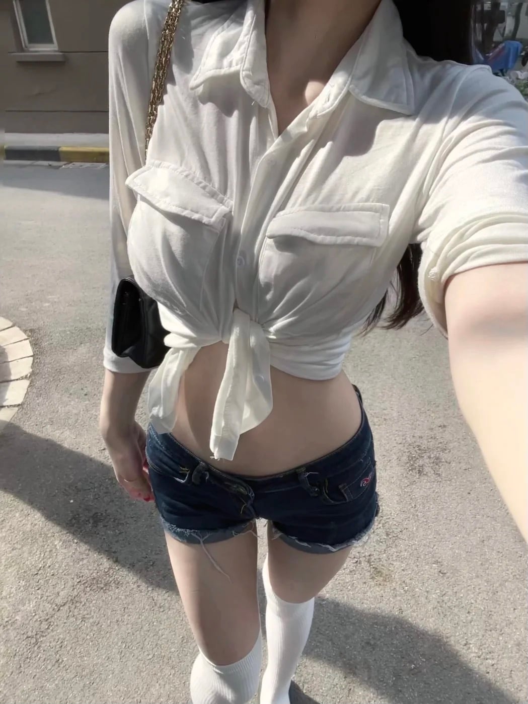 白衬衫打结+牛仔短裤=今天在街角咖啡店外被阳光追着跑