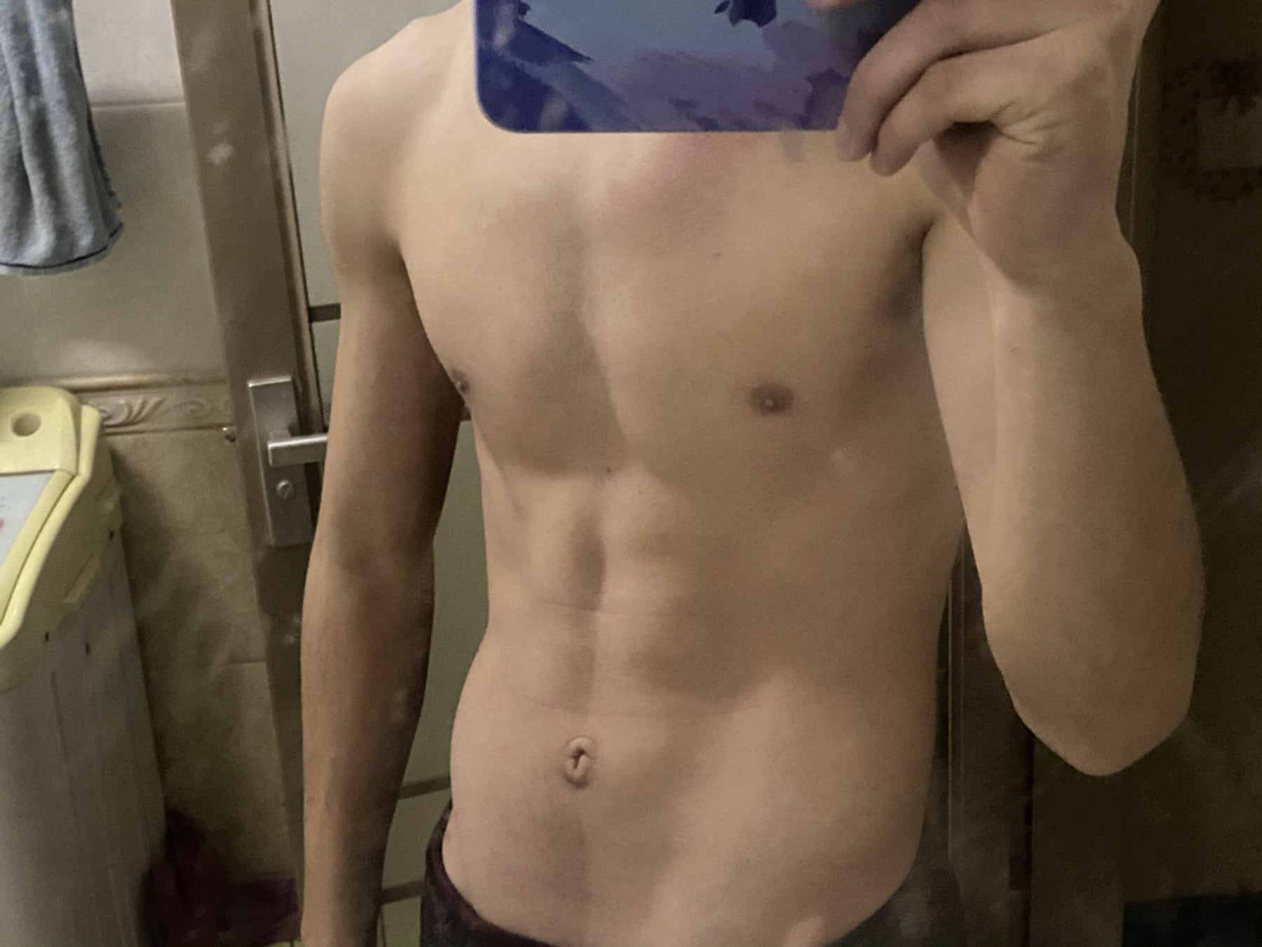 今天在浴室练完腹肌，突然发现门把手上挂着的毛巾和我昨天买的那条一模一样…

（不是，是刚搬家后第一次没穿衣服拍镜子）