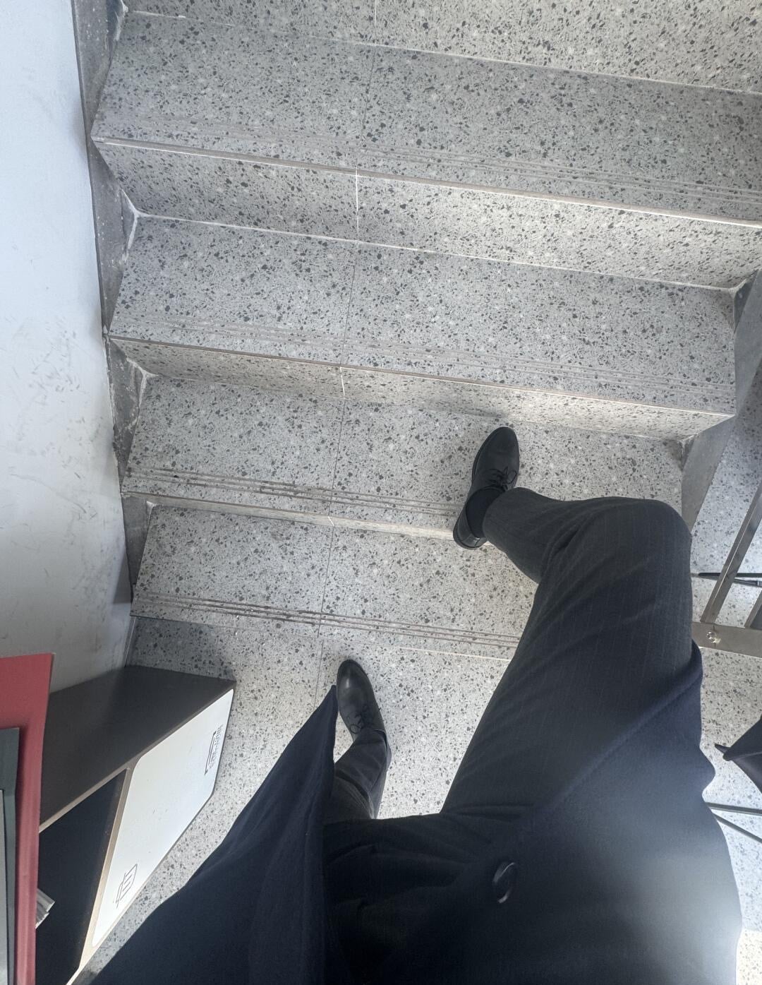 通勤路上的碎碎念：黑鞋踩台阶像在跳探戈，今天在楼道里练了三分钟平衡术