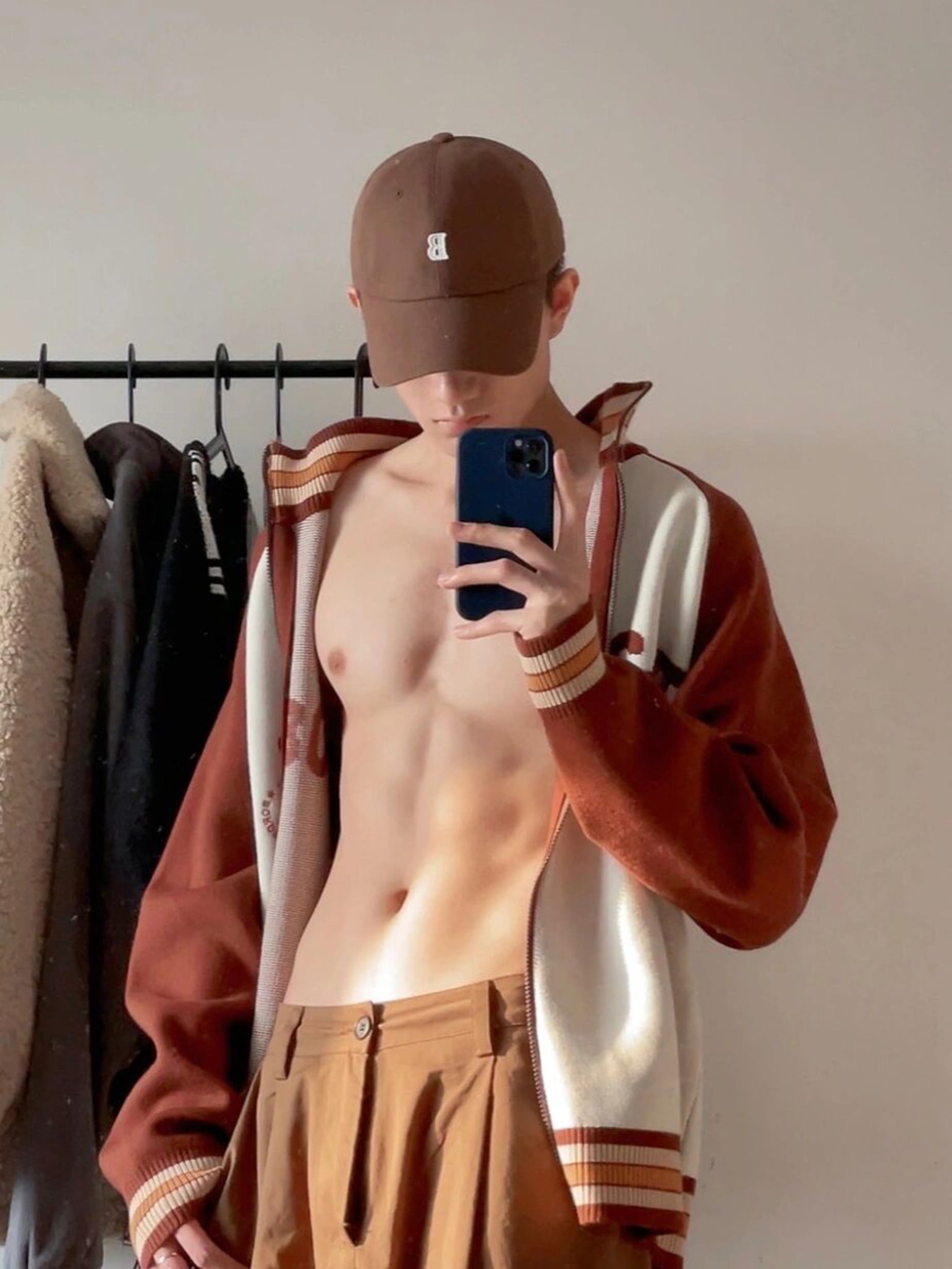 今早照镜子发现，这件棒球服的内衬居然藏着一只小熊？