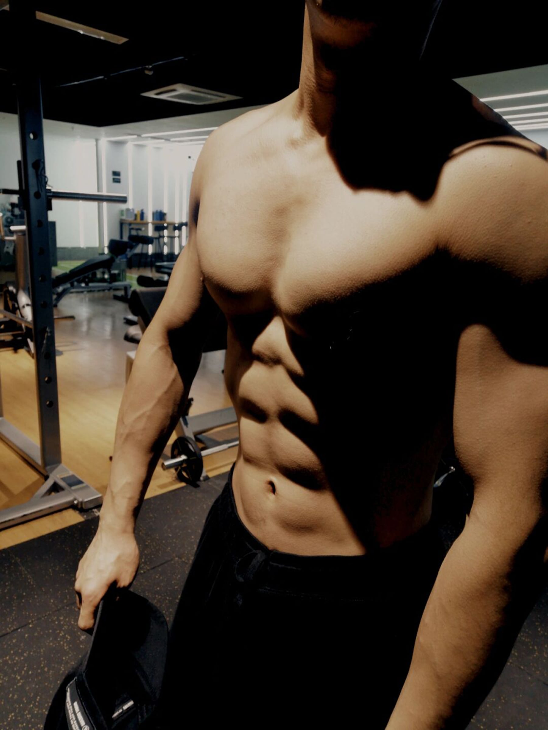 健身后在 Gym 偷偷拍了下自己——这光，绝了