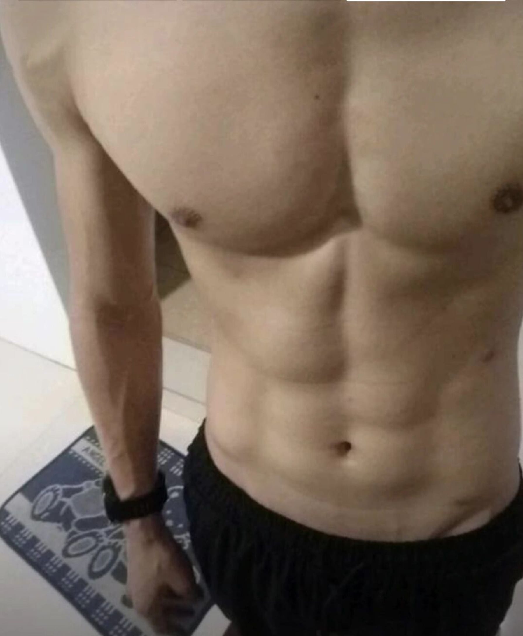 练完顺手拍了下，这腹肌是昨天在社区健身房偷来的？