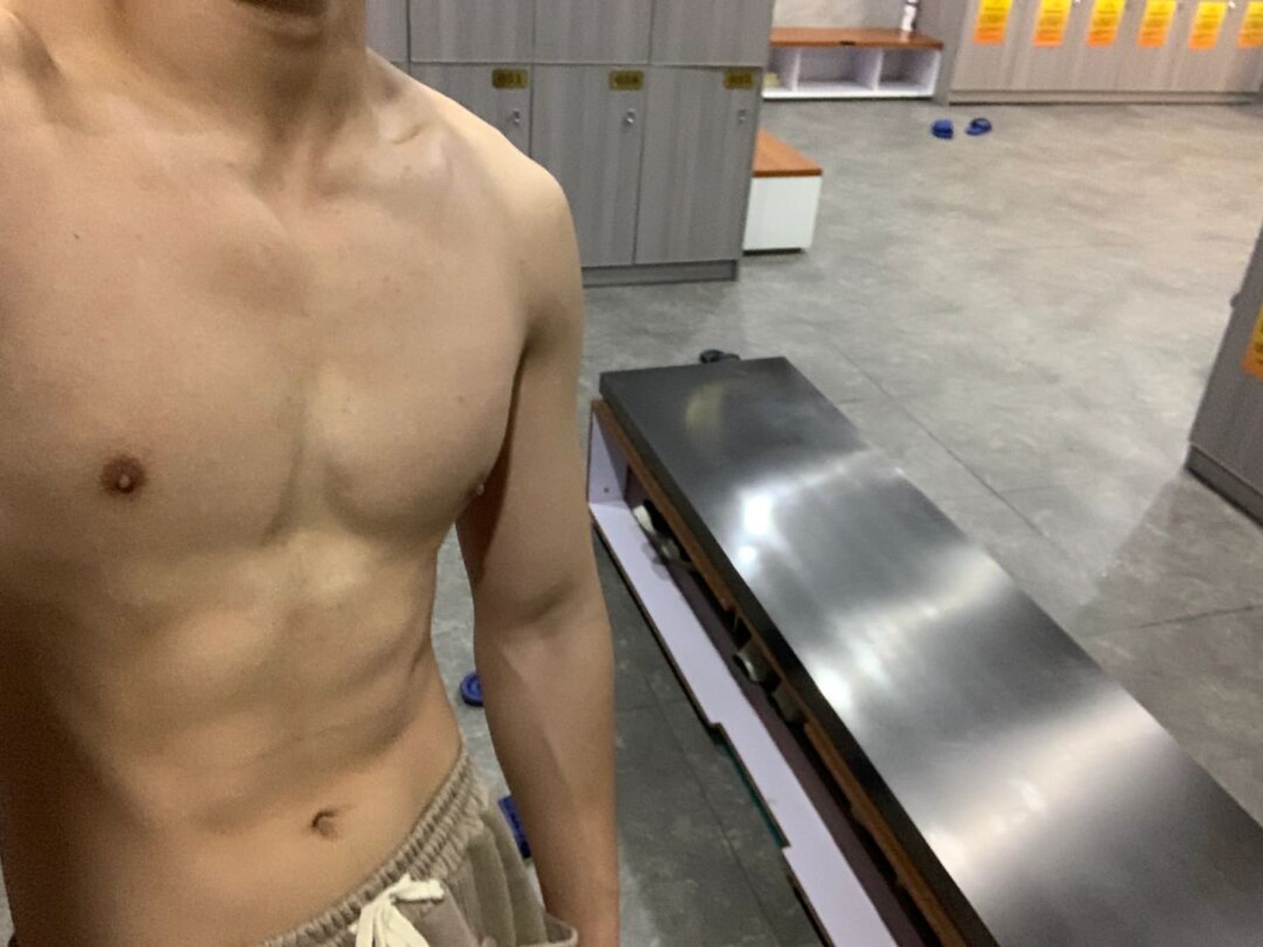 健身后在更衣室偷拍自己，这腹肌是上周练的还是上个月的？