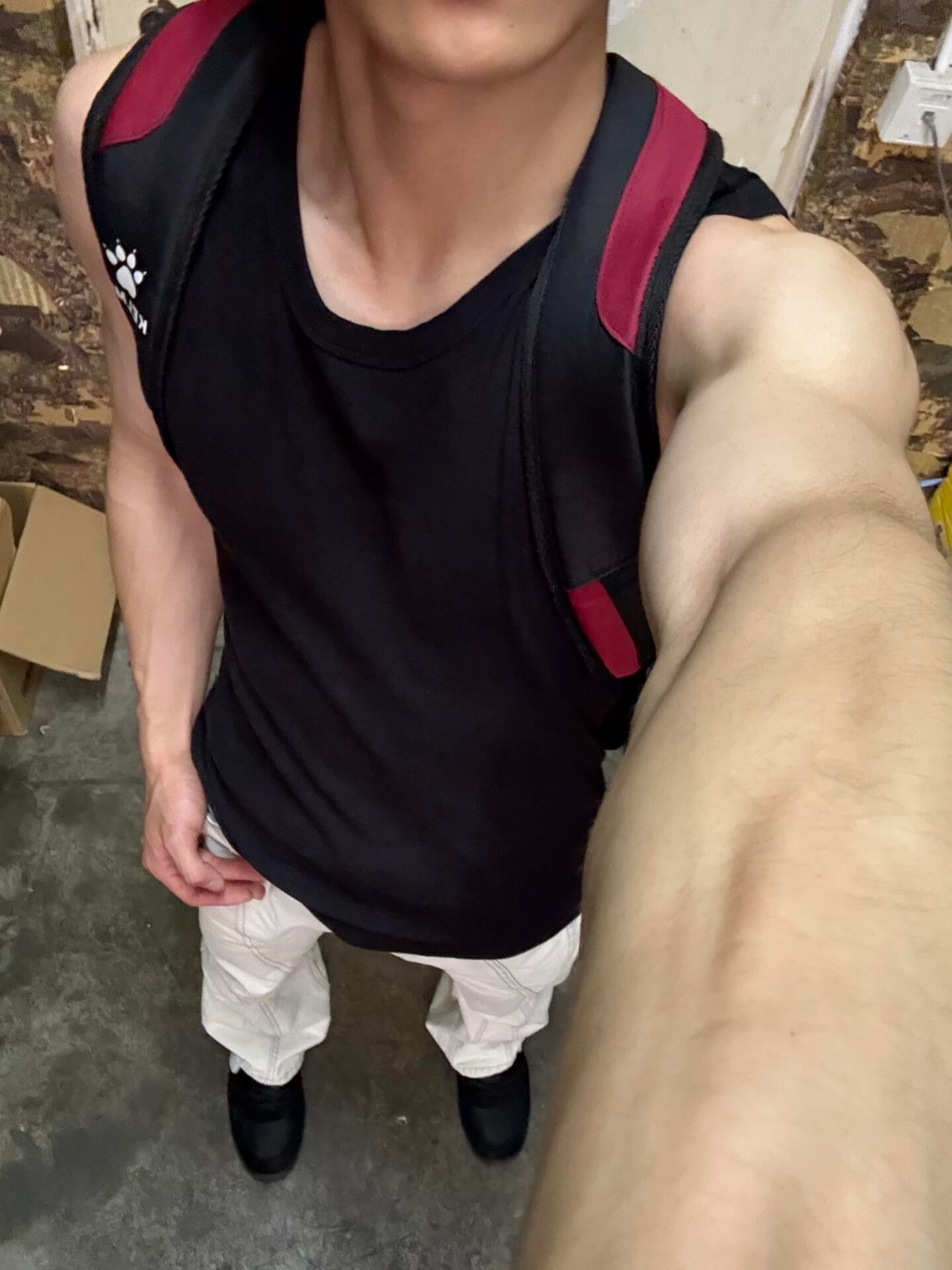 健身后顺手背个包就出门，谁懂这肩线的含金量