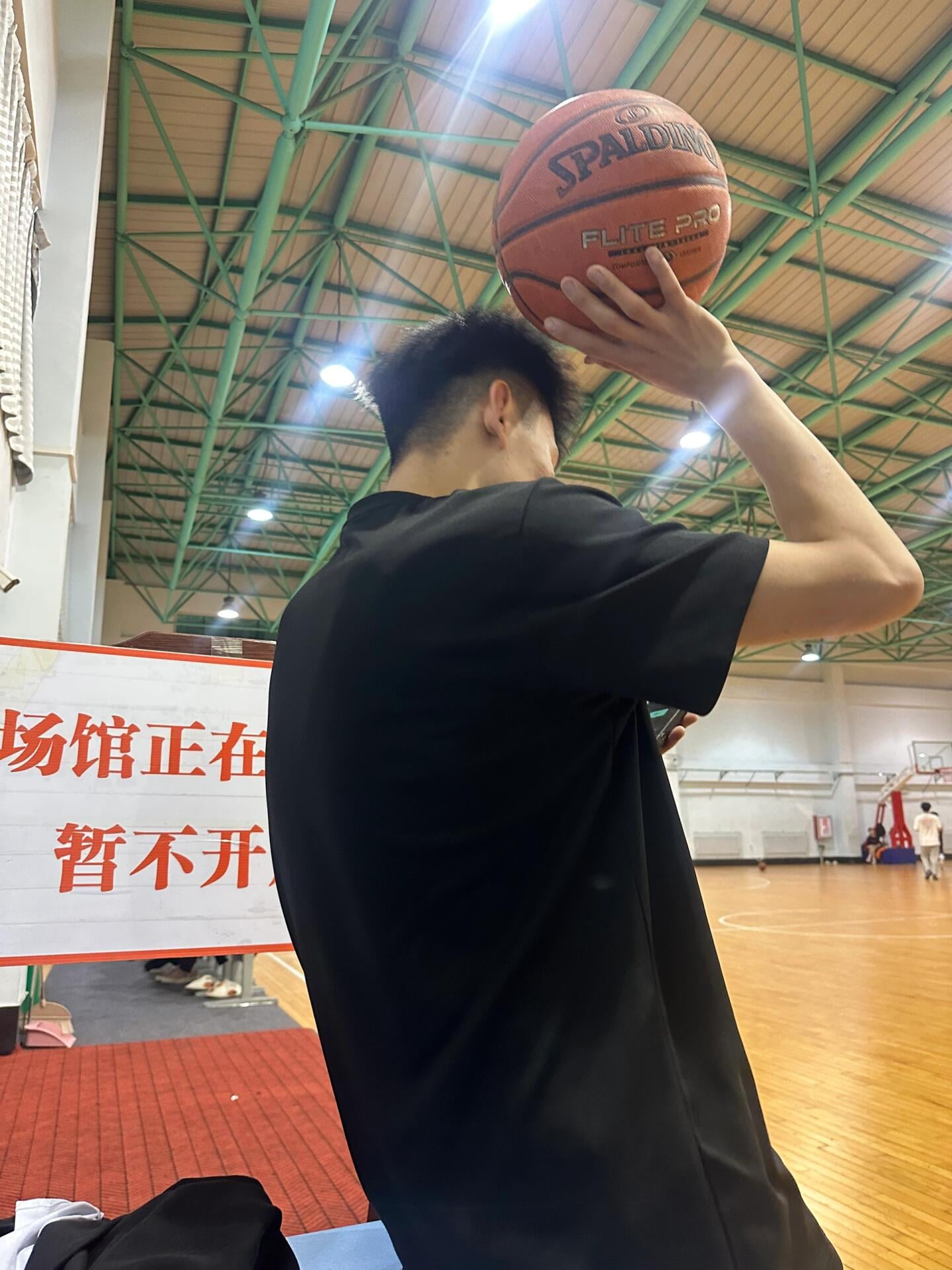下班后溜进空球场，顺手捡了颗Spalding练投篮 😅
