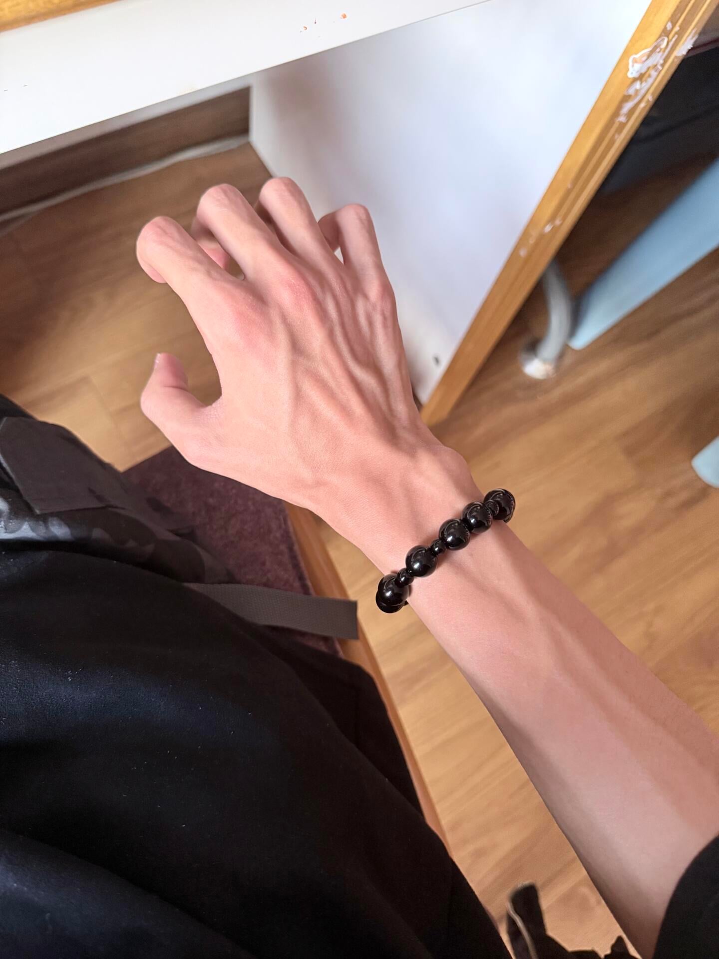 手腕上的小黑珠，今天在咖啡店等朋友时悄悄转了10分钟