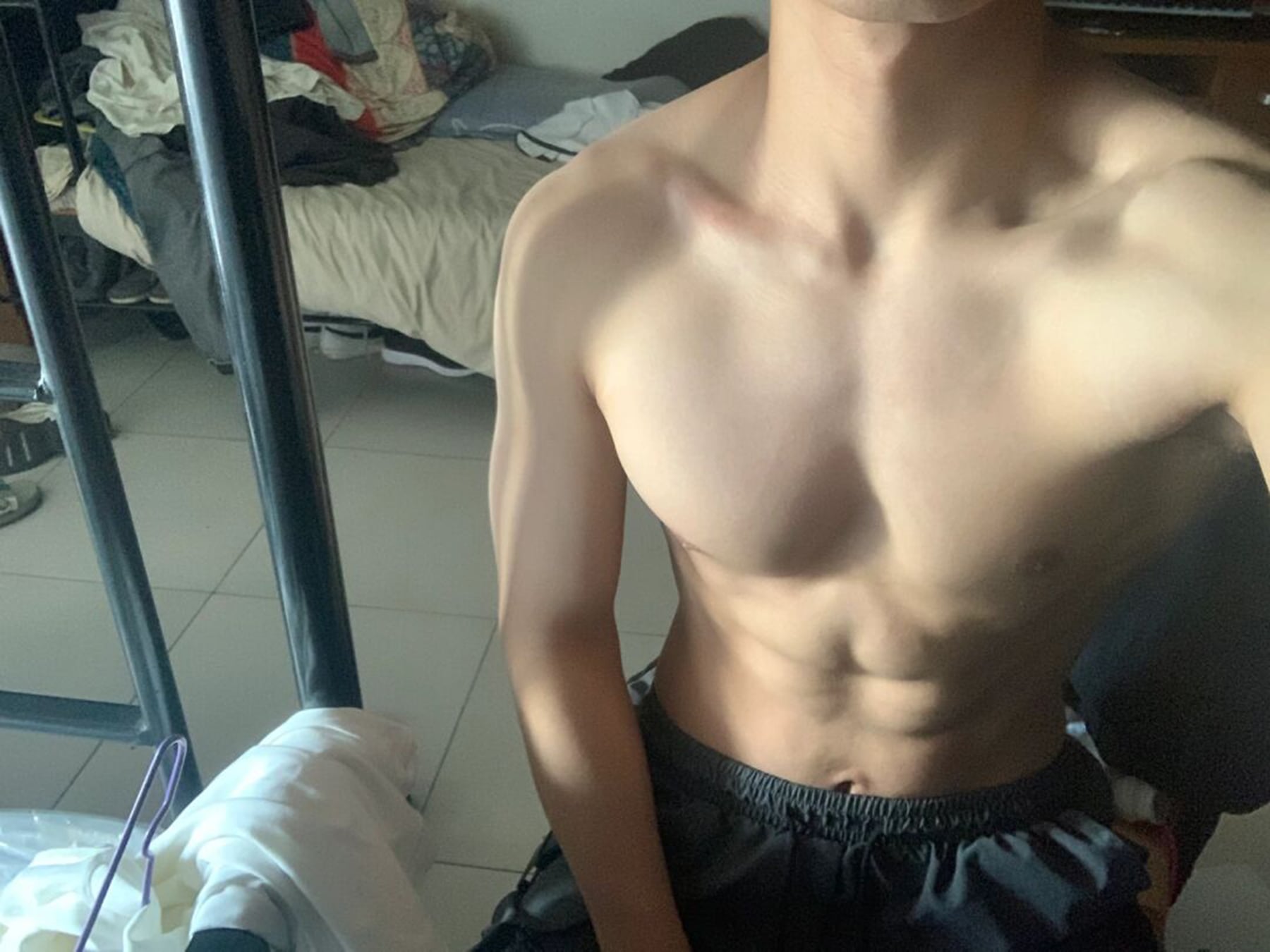 今天在宿舍练完胸肌，阳光正好，顺手自拍一张～