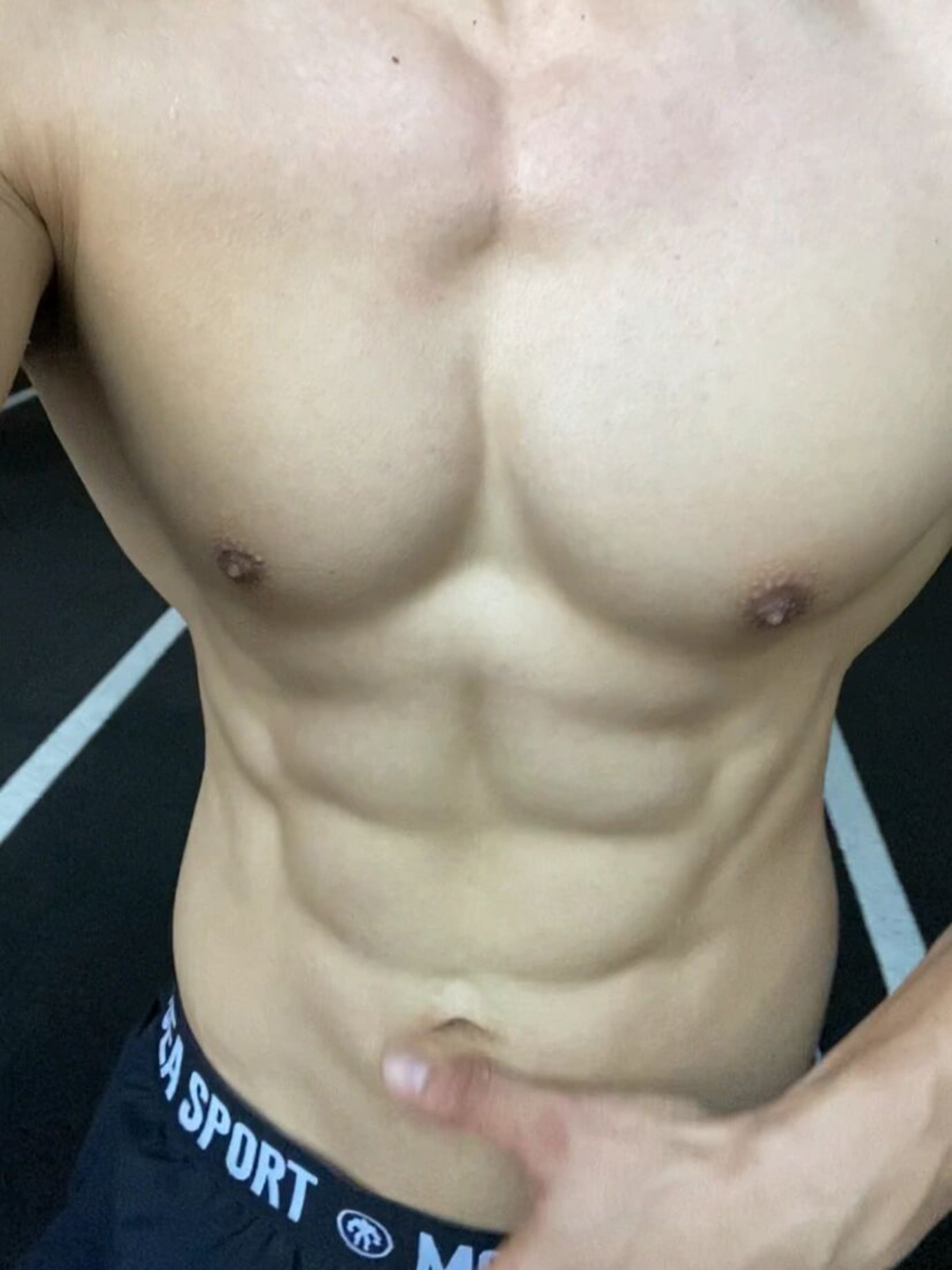 练完这组卷腹，连隔壁健身房的狗都来围观了…（不是）