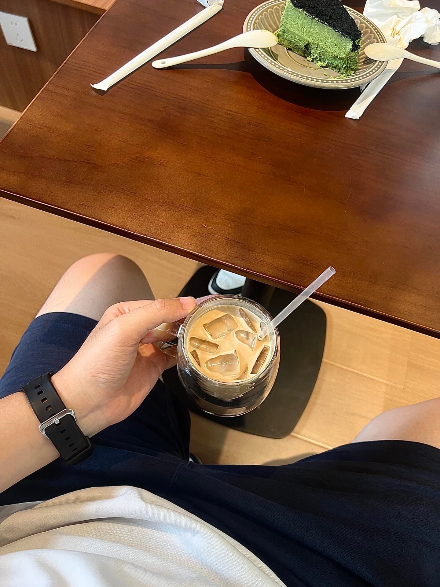 冰美式+抹茶蛋糕，今天在街角咖啡店偷懒到不想走