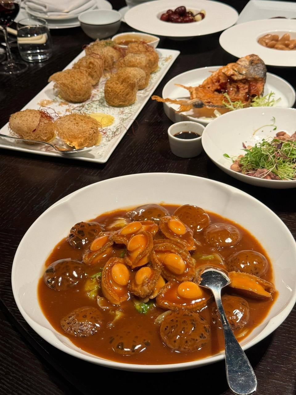 深夜食堂的仪式感｜这盘鲍鱼炖得像琥珀，连勺子都舍不得放下
