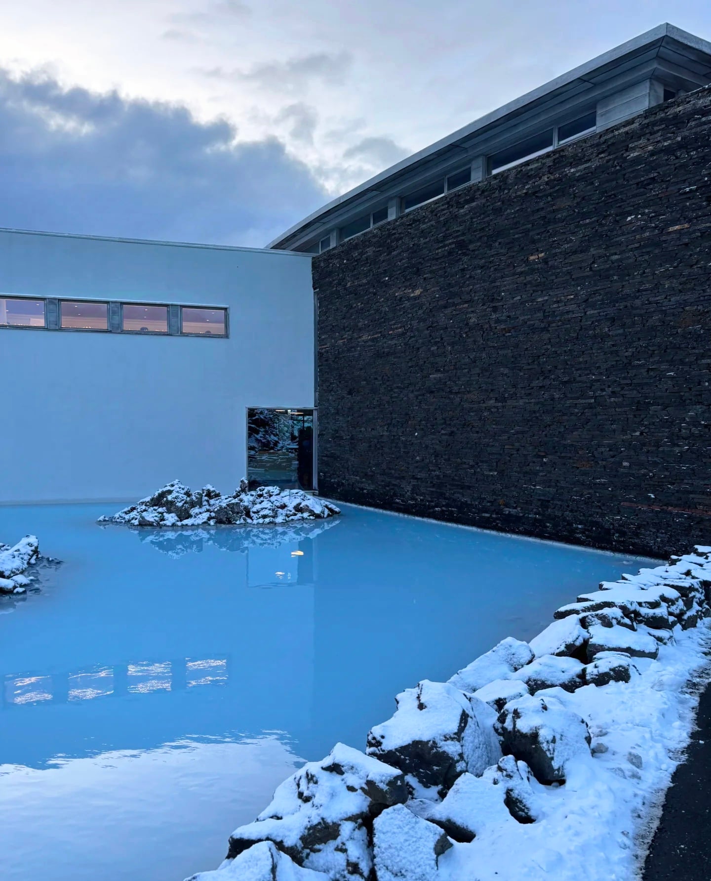雪天泡蓝湖，冷得发抖但美到窒息 🌊