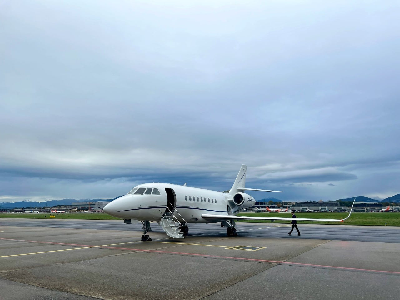 今天在苏黎世机场跑道边偶遇一架Falcon，登机梯都还开着…空客A380在远处排队呢