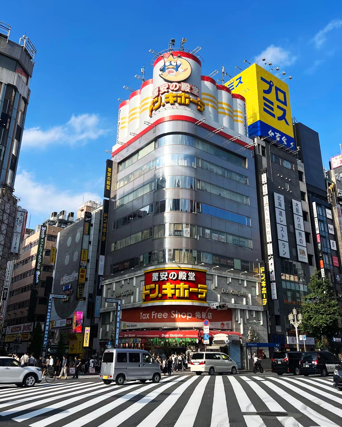 路过新宿十字路口，Don Quijote 的罐子堆得比人还高