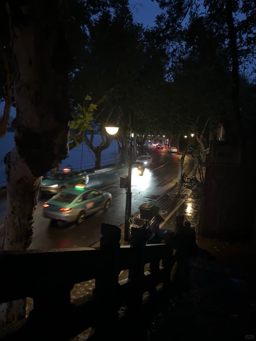 雨夜路边等红灯，出租车顶灯像小星星✨