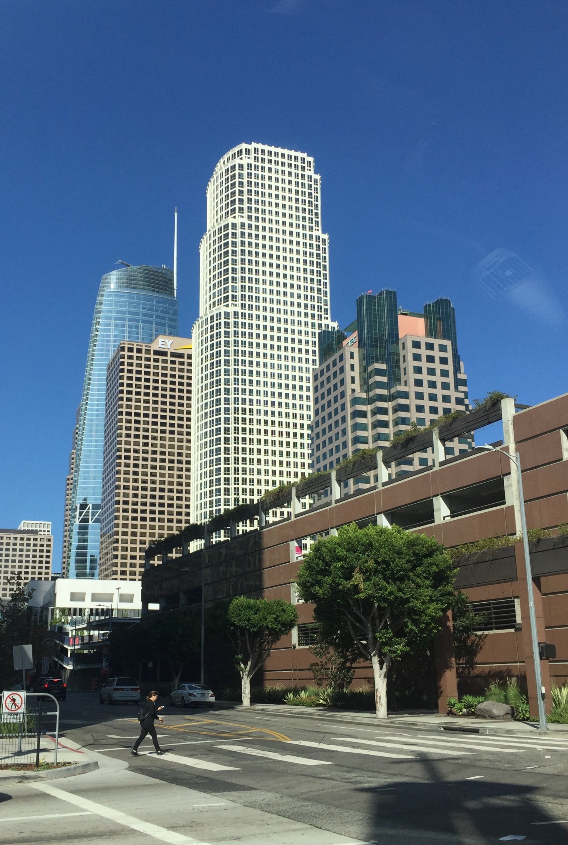 今天在LA downtown路口被这组天际线击中了…老白楼还是那么稳，旁边新玻璃塔闪得我眼晕