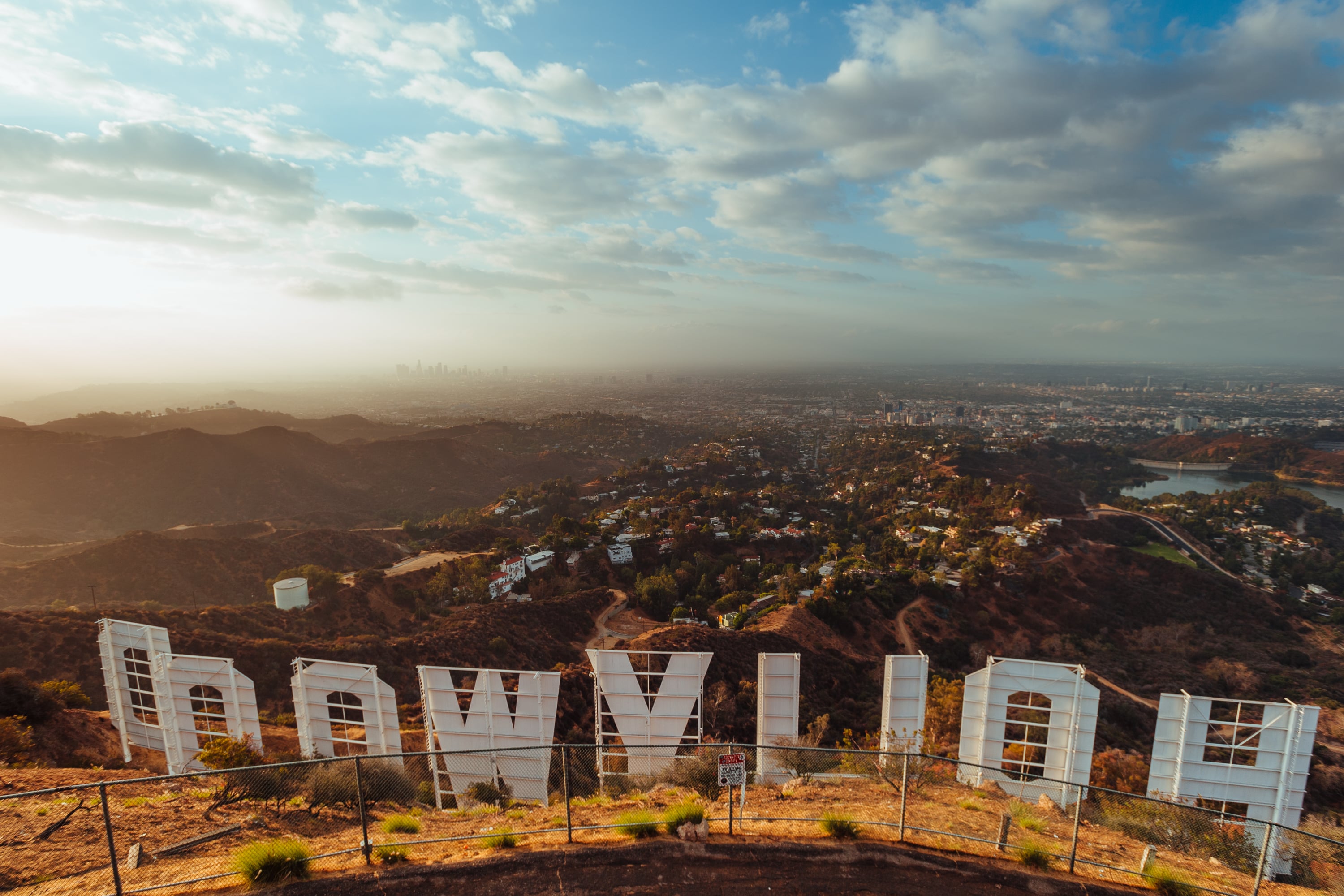 日落时分的Hollywood Sign，风大得连字母都快被吹歪了