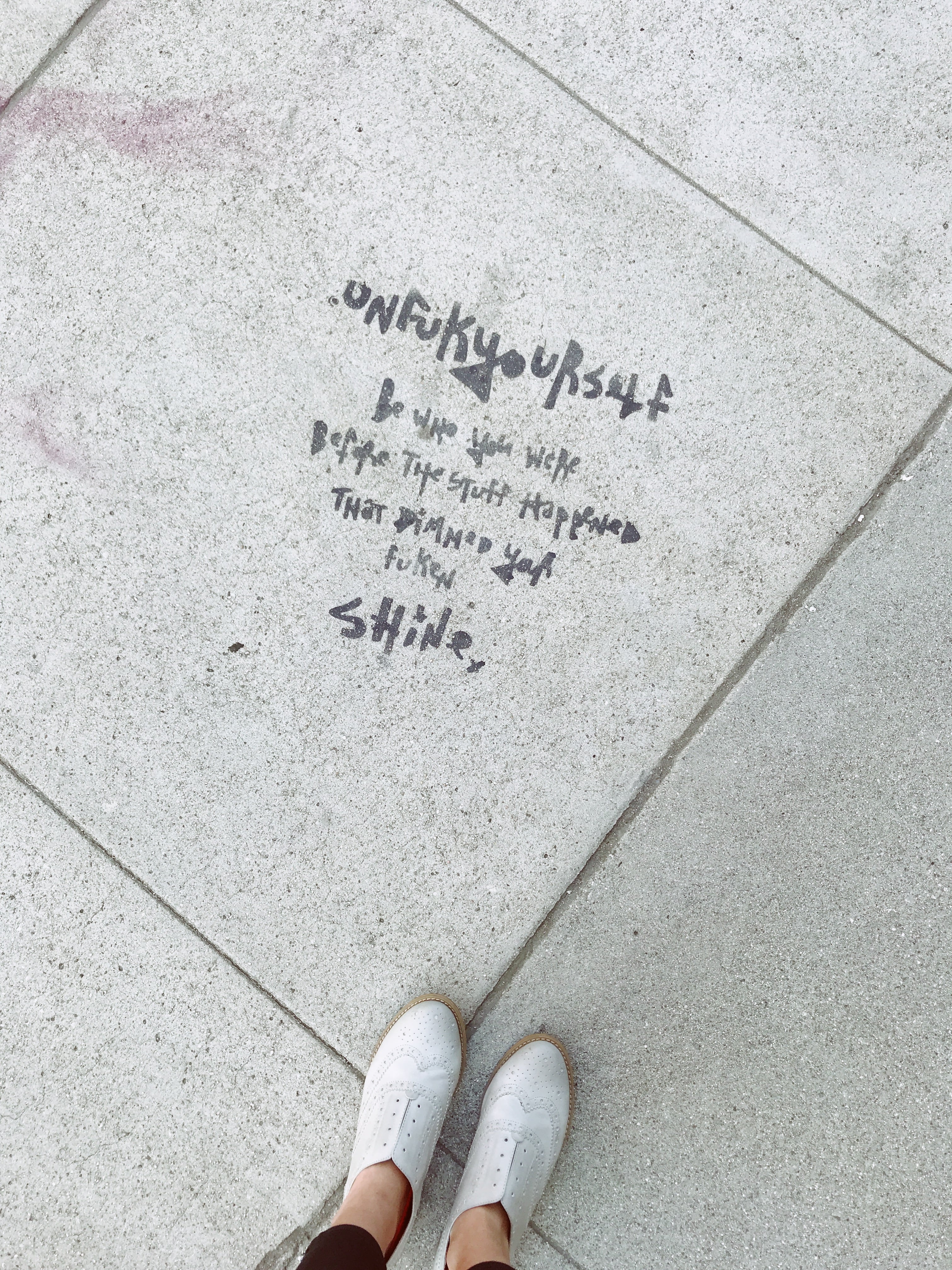 路过街角水泥地，被一句涂鸦戳中了——原来‘unfuckyourself’是种温柔的自白